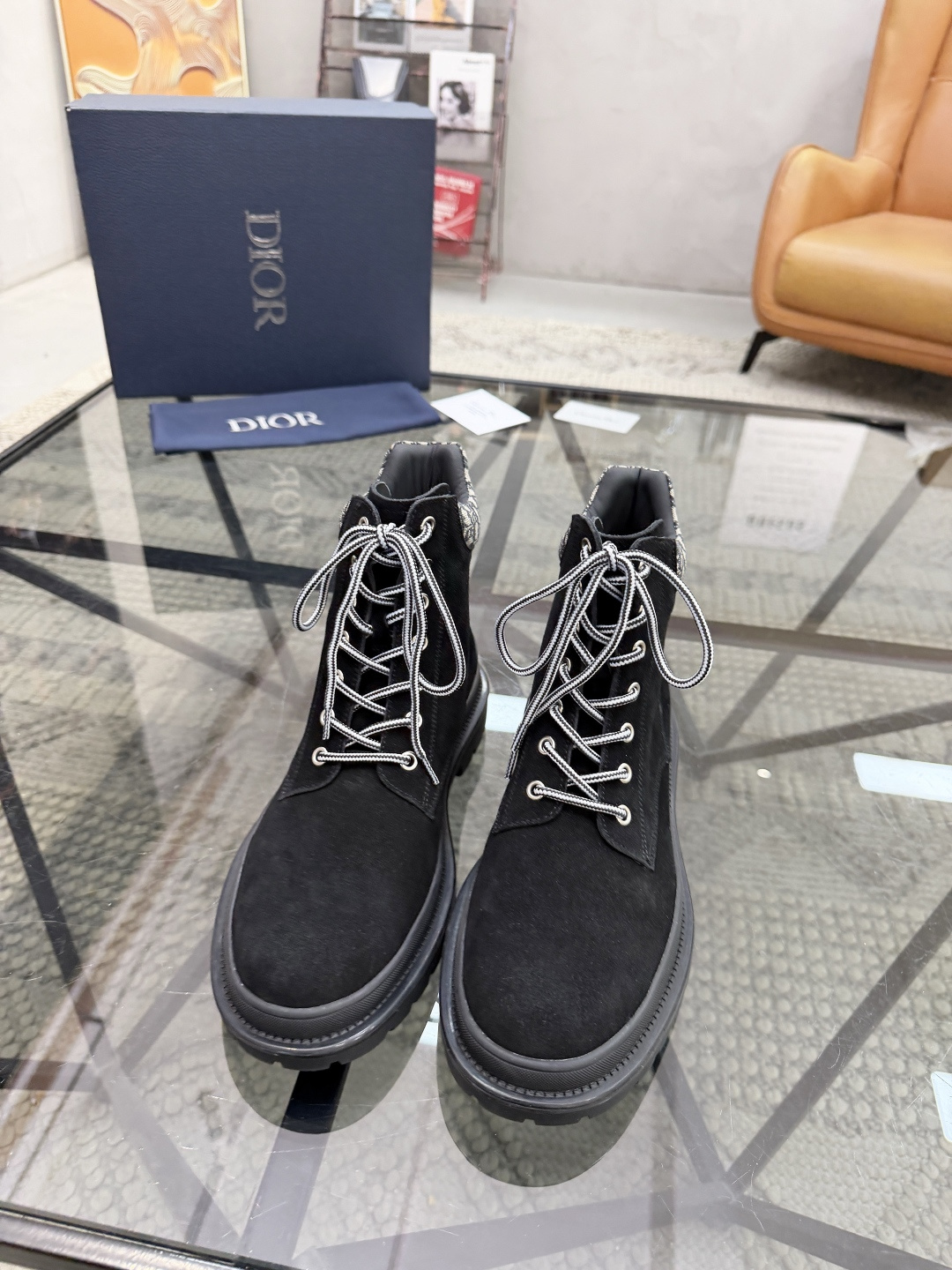 P500 D 🔍顶级代购🇮🇹 迪 炸街男神高帮靴子休闲皮鞋新品来袭超人气爆款专柜同步，鞋面意大利进口原版反绒牛皮搭配D布面料，高品质走线D标志复杂拼接工艺，透气舒适牛皮内里垫，增高时尚版面男神风格，鞋底：原厂特供原版橡胶大底，独家活动成型底超级舒适，原厂跟单货 🔍🔍高品质，可随意进出专柜，欢迎对比，码数 39-44（订 38 45 ）