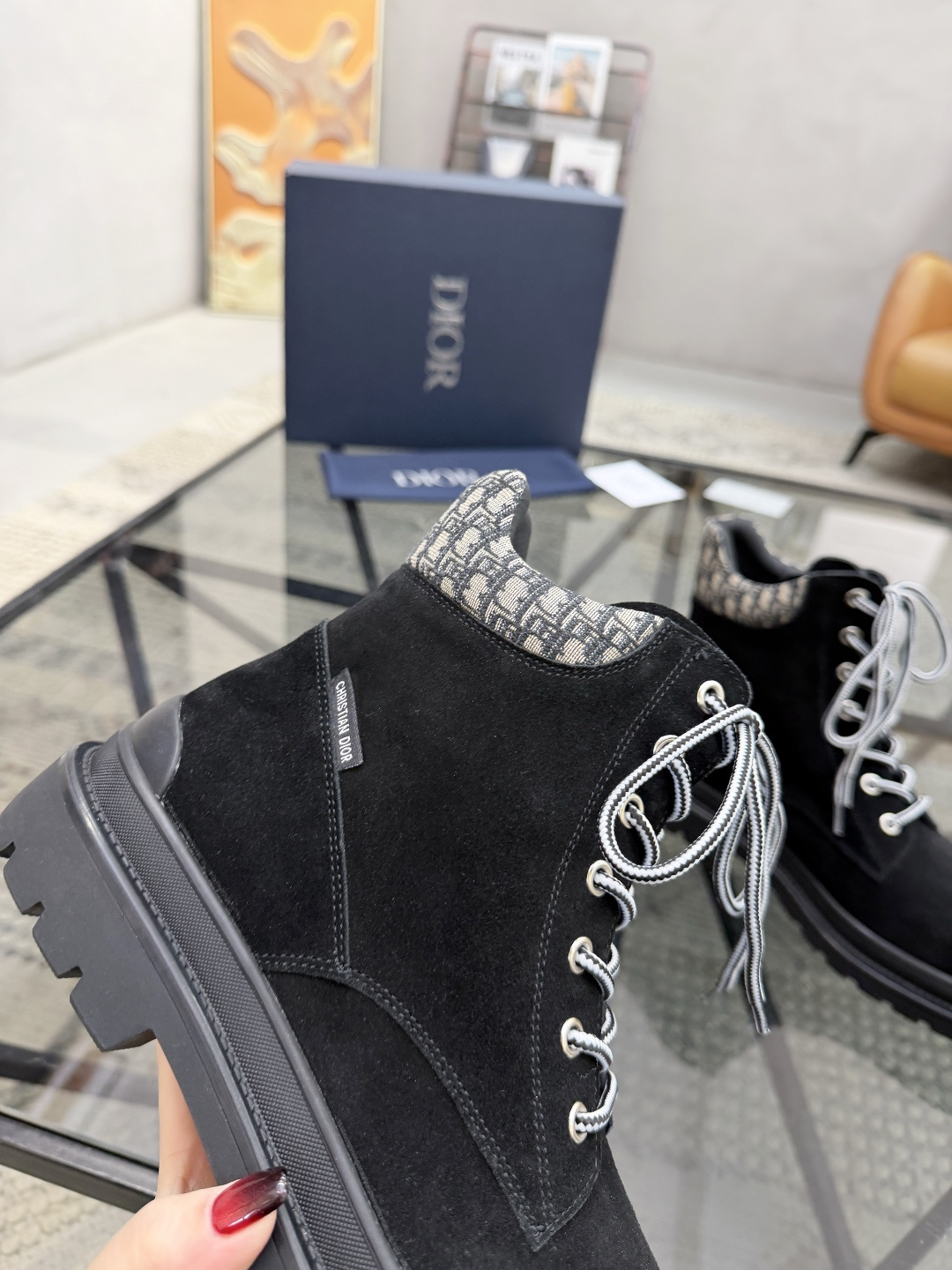 P500 D 🔍顶级代购🇮🇹 迪 炸街男神高帮靴子休闲皮鞋新品来袭超人气爆款专柜同步，鞋面意大利进口原版反绒牛皮搭配D布面料，高品质走线D标志复杂拼接工艺，透气舒适牛皮内里垫，增高时尚版面男神风格，鞋底：原厂特供原版橡胶大底，独家活动成型底超级舒适，原厂跟单货 🔍🔍高品质，可随意进出专柜，欢迎对比，码数 39-44（订 38 45 ）