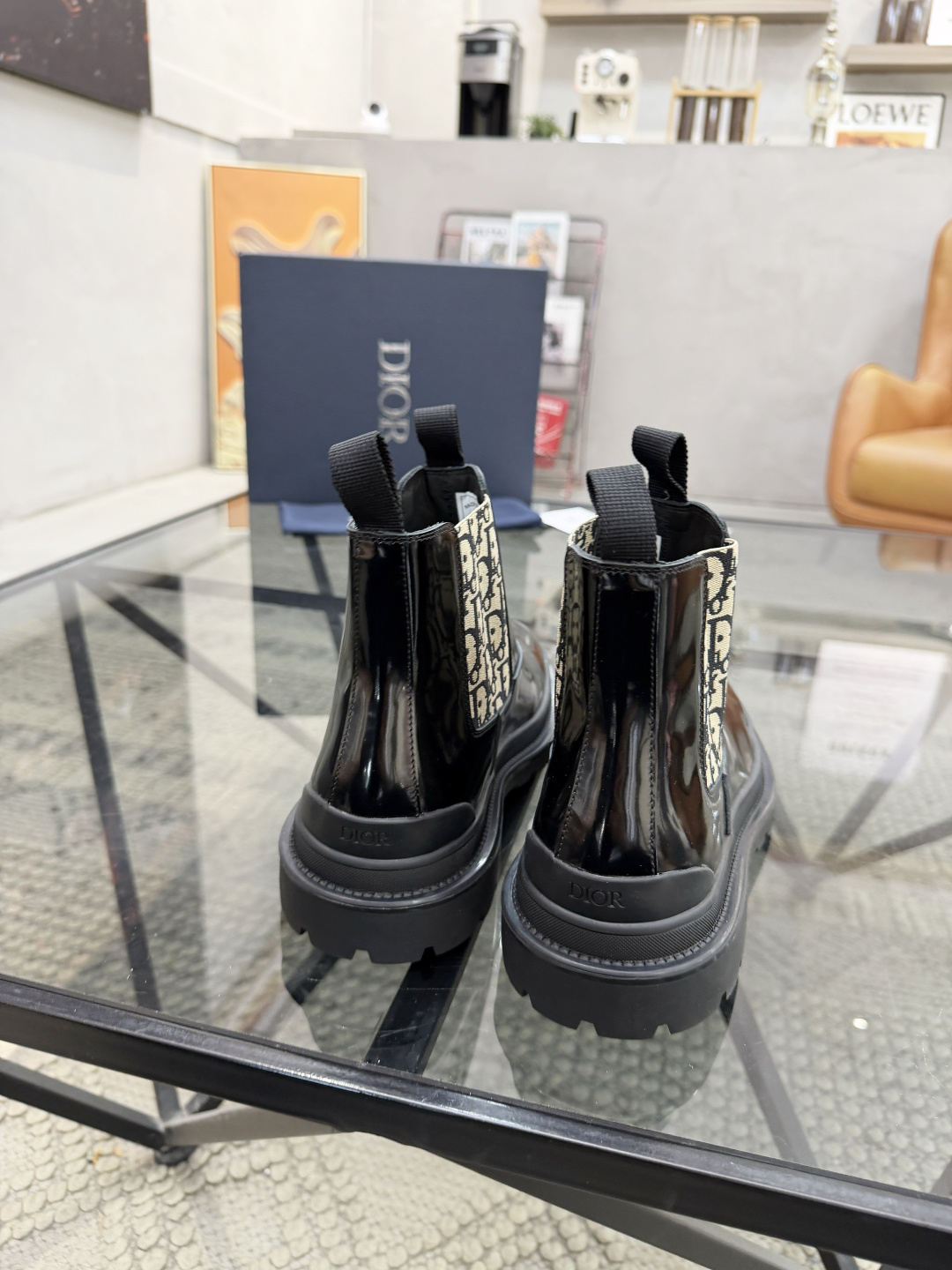 P480 D 🔍顶级代购🇮🇹 迪 炸街男神高帮靴子休闲皮鞋新品来袭超人气爆款专柜同步，鞋面意大利进口原版开边珠牛皮搭配D布面料，高品质弹力布D标志复杂拼接工艺，透气舒适牛皮内里垫，增高时尚版面男神风格，鞋底：原厂特供原版橡胶大底，独家活动成型底超级舒适，原厂跟单货 🔍🔍高品质，可随意进出专柜，欢迎对比，码数 39-44（订 38 45 ）