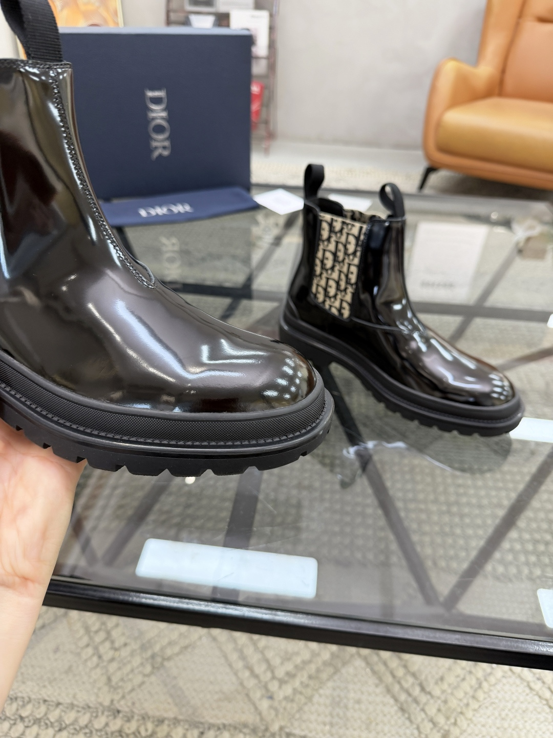 P480 D 🔍顶级代购🇮🇹 迪 炸街男神高帮靴子休闲皮鞋新品来袭超人气爆款专柜同步，鞋面意大利进口原版开边珠牛皮搭配D布面料，高品质弹力布D标志复杂拼接工艺，透气舒适牛皮内里垫，增高时尚版面男神风格，鞋底：原厂特供原版橡胶大底，独家活动成型底超级舒适，原厂跟单货 🔍🔍高品质，可随意进出专柜，欢迎对比，码数 39-44（订 38 45 ）