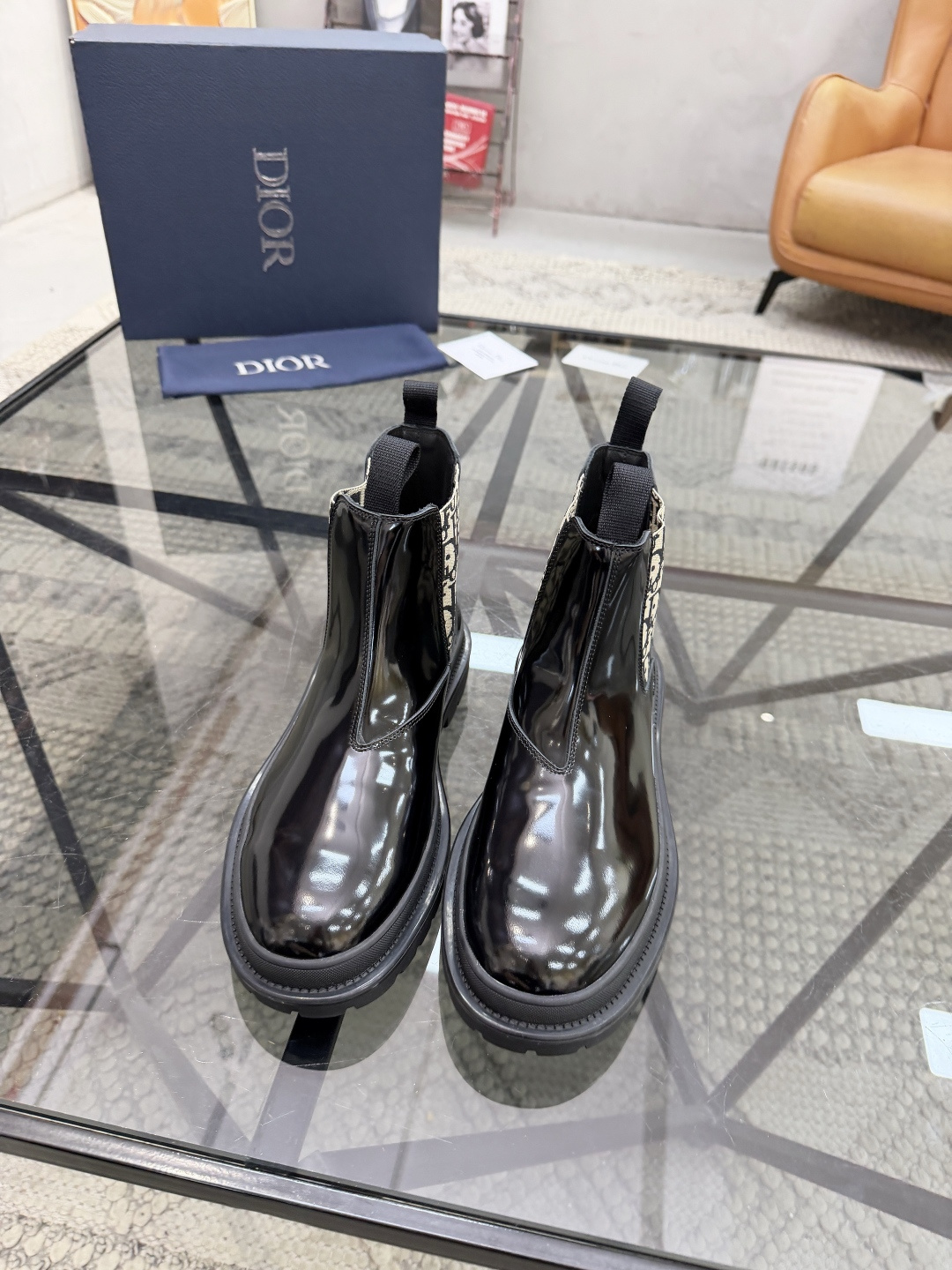 P480 D 🔍顶级代购🇮🇹 迪 炸街男神高帮靴子休闲皮鞋新品来袭超人气爆款专柜同步，鞋面意大利进口原版开边珠牛皮搭配D布面料，高品质弹力布D标志复杂拼接工艺，透气舒适牛皮内里垫，增高时尚版面男神风格，鞋底：原厂特供原版橡胶大底，独家活动成型底超级舒适，原厂跟单货 🔍🔍高品质，可随意进出专柜，欢迎对比，码数 39-44（订 38 45 ）