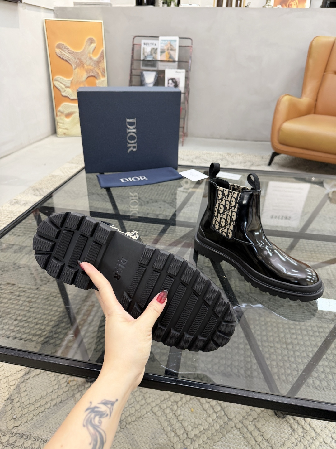 P480 D 🔍顶级代购🇮🇹 迪 炸街男神高帮靴子休闲皮鞋新品来袭超人气爆款专柜同步，鞋面意大利进口原版开边珠牛皮搭配D布面料，高品质弹力布D标志复杂拼接工艺，透气舒适牛皮内里垫，增高时尚版面男神风格，鞋底：原厂特供原版橡胶大底，独家活动成型底超级舒适，原厂跟单货 🔍🔍高品质，可随意进出专柜，欢迎对比，码数 39-44（订 38 45 ）