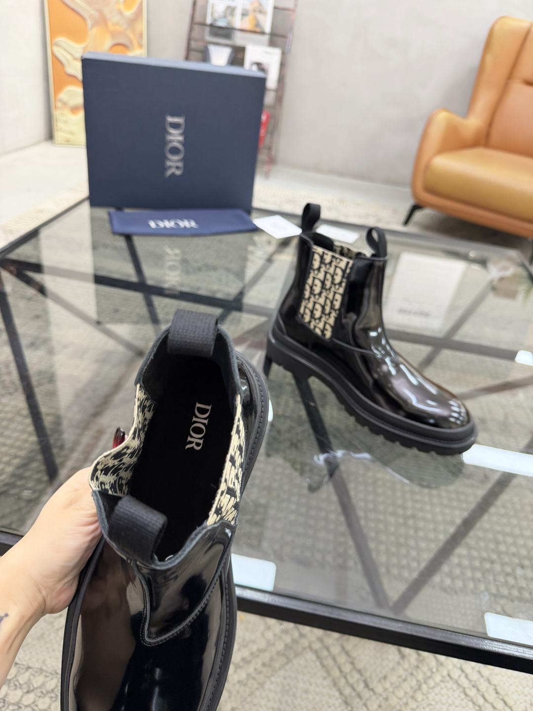 P480 D 🔍顶级代购🇮🇹 迪 炸街男神高帮靴子休闲皮鞋新品来袭超人气爆款专柜同步，鞋面意大利进口原版开边珠牛皮搭配D布面料，高品质弹力布D标志复杂拼接工艺，透气舒适牛皮内里垫，增高时尚版面男神风格，鞋底：原厂特供原版橡胶大底，独家活动成型底超级舒适，原厂跟单货 🔍🔍高品质，可随意进出专柜，欢迎对比，码数 39-44（订 38 45 ）