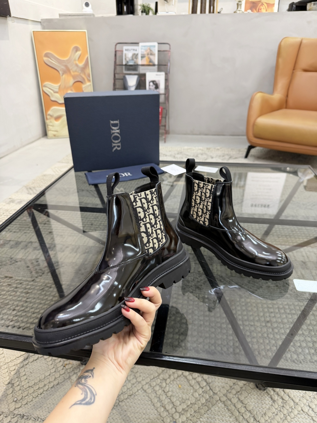 P480 D 🔍顶级代购🇮🇹 迪 炸街男神高帮靴子休闲皮鞋新品来袭超人气爆款专柜同步，鞋面意大利进口原版开边珠牛皮搭配D布面料，高品质弹力布D标志复杂拼接工艺，透气舒适牛皮内里垫，增高时尚版面男神风格，鞋底：原厂特供原版橡胶大底，独家活动成型底超级舒适，原厂跟单货 🔍🔍高品质，可随意进出专柜，欢迎对比，码数 39-44（订 38 45 ）