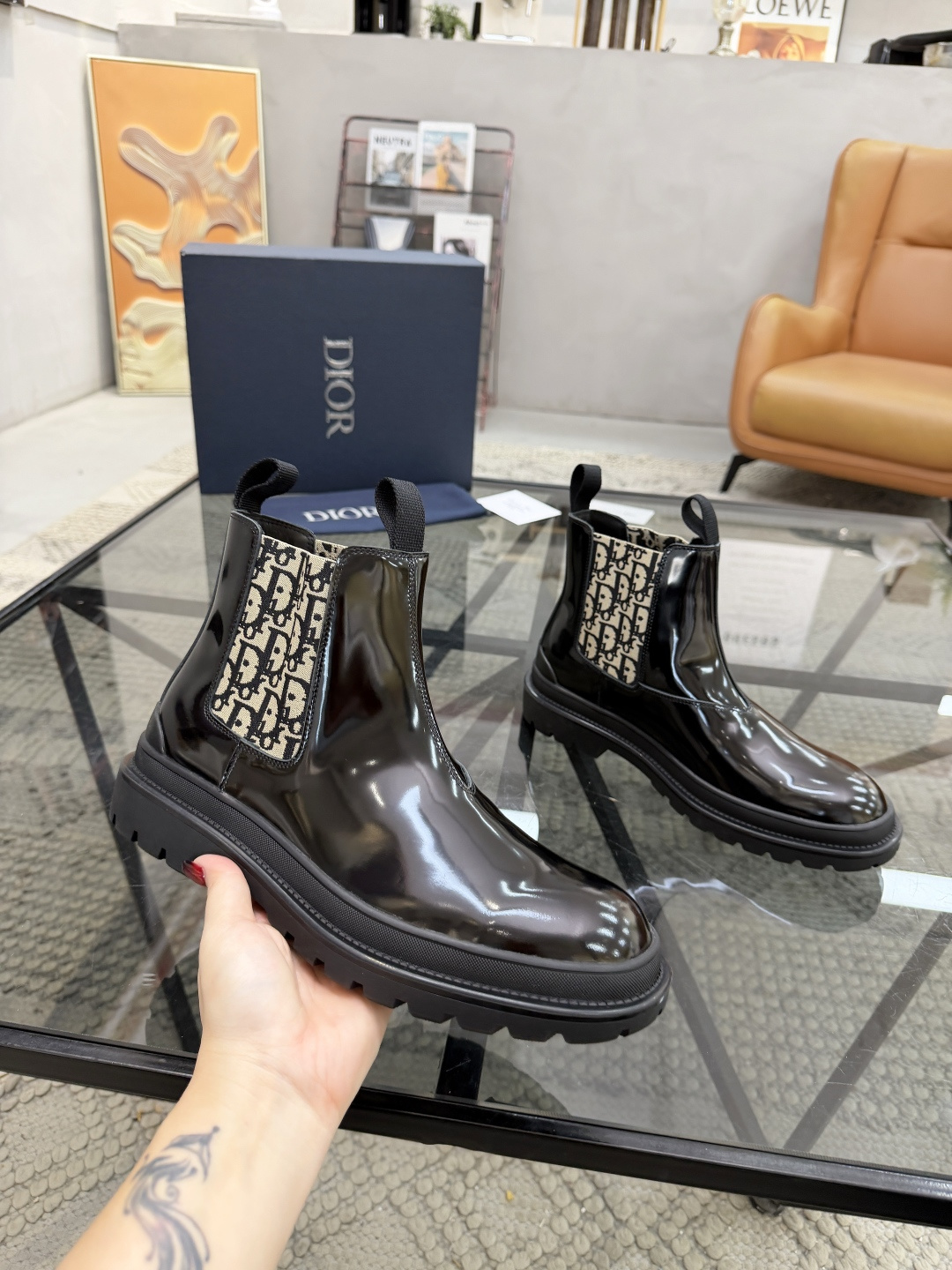 P480 D 🔍顶级代购🇮🇹 迪 炸街男神高帮靴子休闲皮鞋新品来袭超人气爆款专柜同步，鞋面意大利进口原版开边珠牛皮搭配D布面料，高品质弹力布D标志复杂拼接工艺，透气舒适牛皮内里垫，增高时尚版面男神风格，鞋底：原厂特供原版橡胶大底，独家活动成型底超级舒适，原厂跟单货 🔍🔍高品质，可随意进出专柜，欢迎对比，码数 39-44（订 38 45 ）