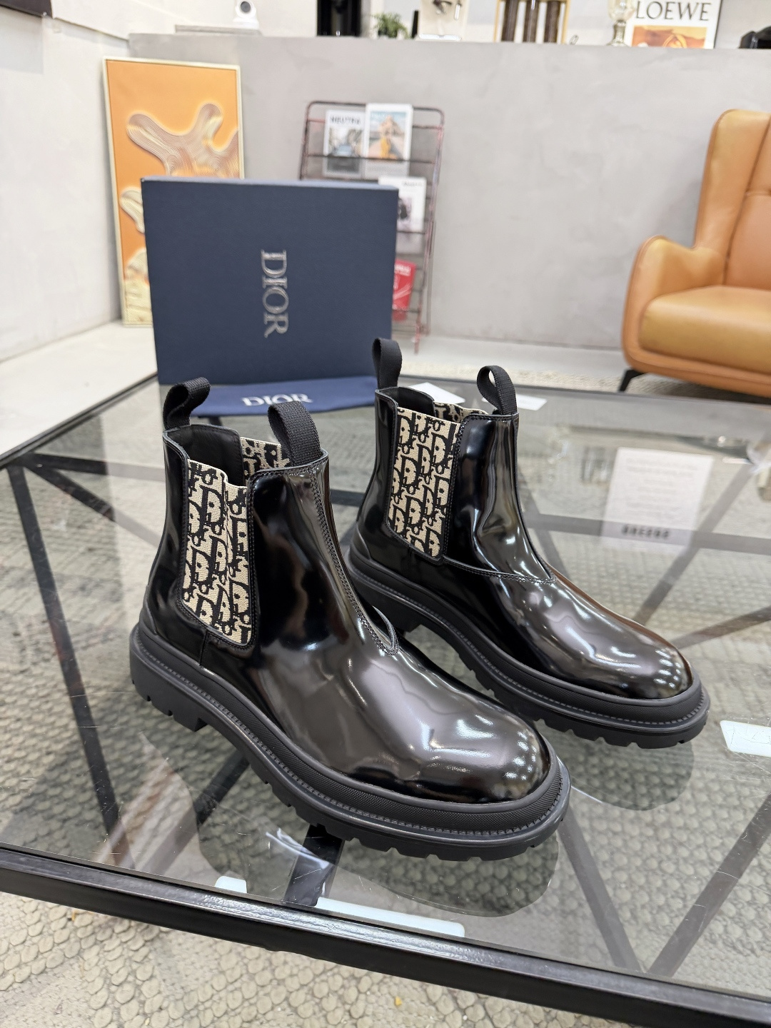 P480 D 🔍顶级代购🇮🇹 迪 炸街男神高帮靴子休闲皮鞋新品来袭超人气爆款专柜同步，鞋面意大利进口原版开边珠牛皮搭配D布面料，高品质弹力布D标志复杂拼接工艺，透气舒适牛皮内里垫，增高时尚版面男神风格，鞋底：原厂特供原版橡胶大底，独家活动成型底超级舒适，原厂跟单货 🔍🔍高品质，可随意进出专柜，欢迎对比，码数 39-44（订 38 45 ）