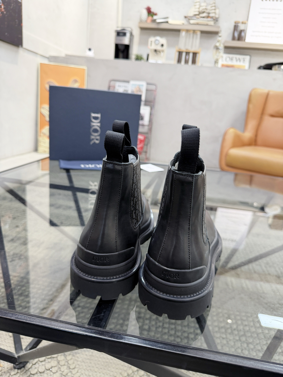 P480 D 🔍顶级代购🇮🇹 迪 炸街男神高帮靴子休闲皮鞋新品来袭超人气爆款专柜同步，鞋面意大利进口原版光滑牛皮搭配D布面料，高品质弹力布D标志复杂拼接工艺，透气舒适牛皮内里垫，增高时尚版面男神风格，鞋底：原厂特供原版橡胶大底，独家活动成型底超级舒适，原厂跟单货 🔍🔍高品质，可随意进出专柜，欢迎对比，码数 39-44（订 38 45 ）