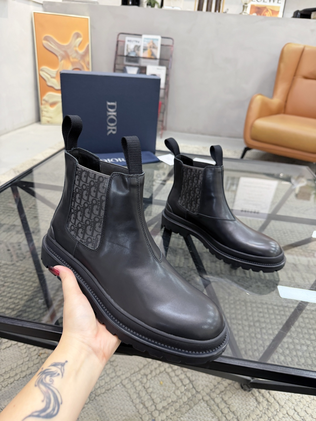 P480 D 🔍顶级代购🇮🇹 迪 炸街男神高帮靴子休闲皮鞋新品来袭超人气爆款专柜同步，鞋面意大利进口原版光滑牛皮搭配D布面料，高品质弹力布D标志复杂拼接工艺，透气舒适牛皮内里垫，增高时尚版面男神风格，鞋底：原厂特供原版橡胶大底，独家活动成型底超级舒适，原厂跟单货 🔍🔍高品质，可随意进出专柜，欢迎对比，码数 39-44（订 38 45 ）