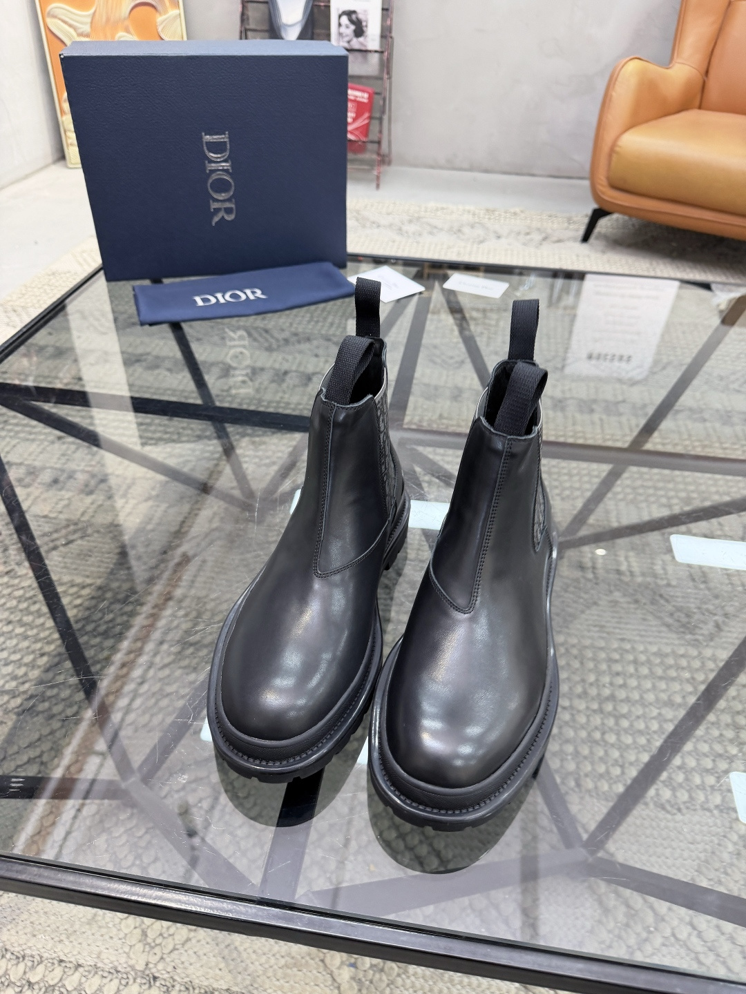 P480 D 🔍顶级代购🇮🇹 迪 炸街男神高帮靴子休闲皮鞋新品来袭超人气爆款专柜同步，鞋面意大利进口原版光滑牛皮搭配D布面料，高品质弹力布D标志复杂拼接工艺，透气舒适牛皮内里垫，增高时尚版面男神风格，鞋底：原厂特供原版橡胶大底，独家活动成型底超级舒适，原厂跟单货 🔍🔍高品质，可随意进出专柜，欢迎对比，码数 39-44（订 38 45 ）