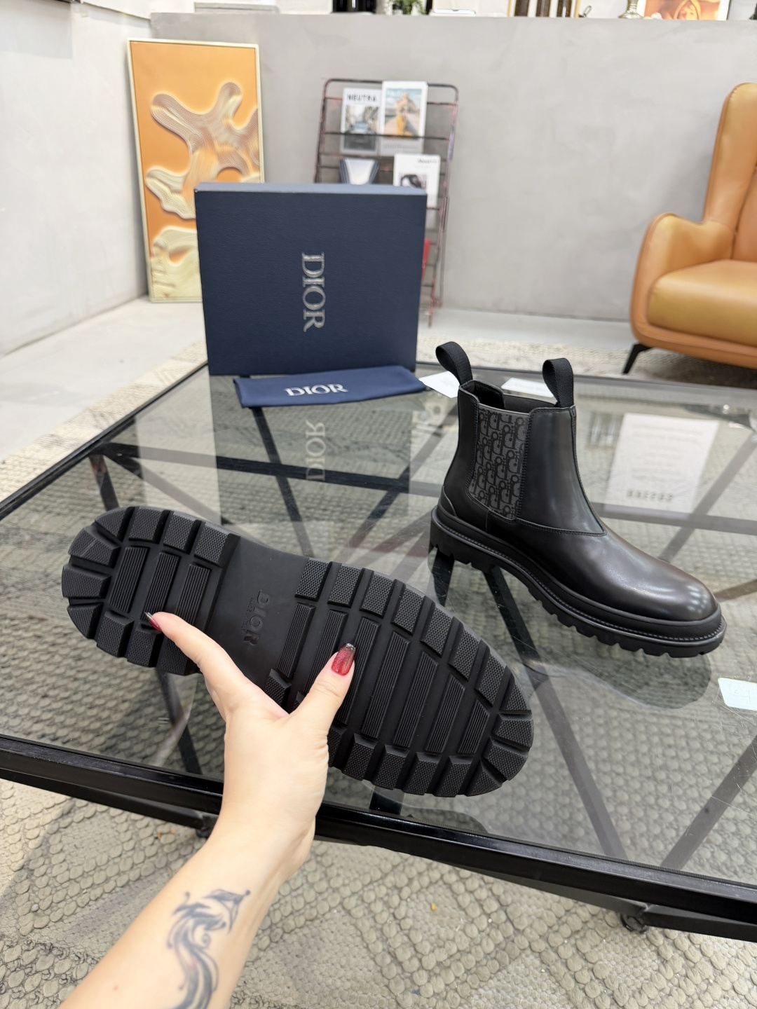 P480 D 🔍顶级代购🇮🇹 迪 炸街男神高帮靴子休闲皮鞋新品来袭超人气爆款专柜同步，鞋面意大利进口原版光滑牛皮搭配D布面料，高品质弹力布D标志复杂拼接工艺，透气舒适牛皮内里垫，增高时尚版面男神风格，鞋底：原厂特供原版橡胶大底，独家活动成型底超级舒适，原厂跟单货 🔍🔍高品质，可随意进出专柜，欢迎对比，码数 39-44（订 38 45 ）
