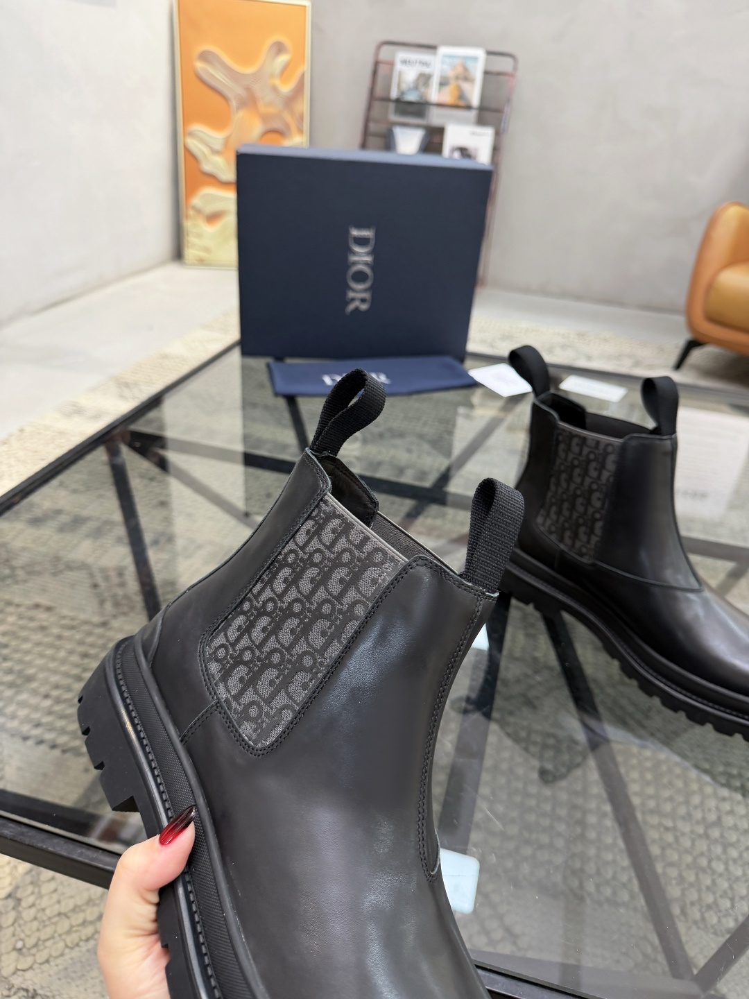 P480 D 🔍顶级代购🇮🇹 迪 炸街男神高帮靴子休闲皮鞋新品来袭超人气爆款专柜同步，鞋面意大利进口原版光滑牛皮搭配D布面料，高品质弹力布D标志复杂拼接工艺，透气舒适牛皮内里垫，增高时尚版面男神风格，鞋底：原厂特供原版橡胶大底，独家活动成型底超级舒适，原厂跟单货 🔍🔍高品质，可随意进出专柜，欢迎对比，码数 39-44（订 38 45 ）