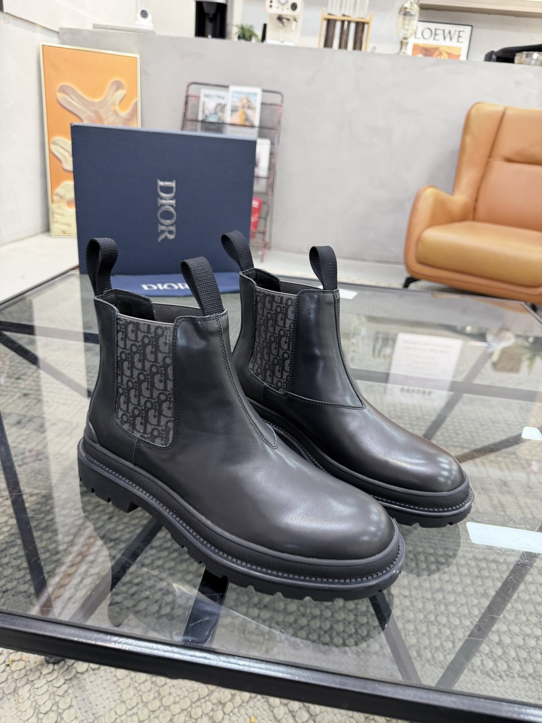 P480 D 🔍顶级代购🇮🇹 迪 炸街男神高帮靴子休闲皮鞋新品来袭超人气爆款专柜同步，鞋面意大利进口原版光滑牛皮搭配D布面料，高品质弹力布D标志复杂拼接工艺，透气舒适牛皮内里垫，增高时尚版面男神风格，鞋底：原厂特供原版橡胶大底，独家活动成型底超级舒适，原厂跟单货 🔍🔍高品质，可随意进出专柜，欢迎对比，码数 39-44（订 38 45 ）