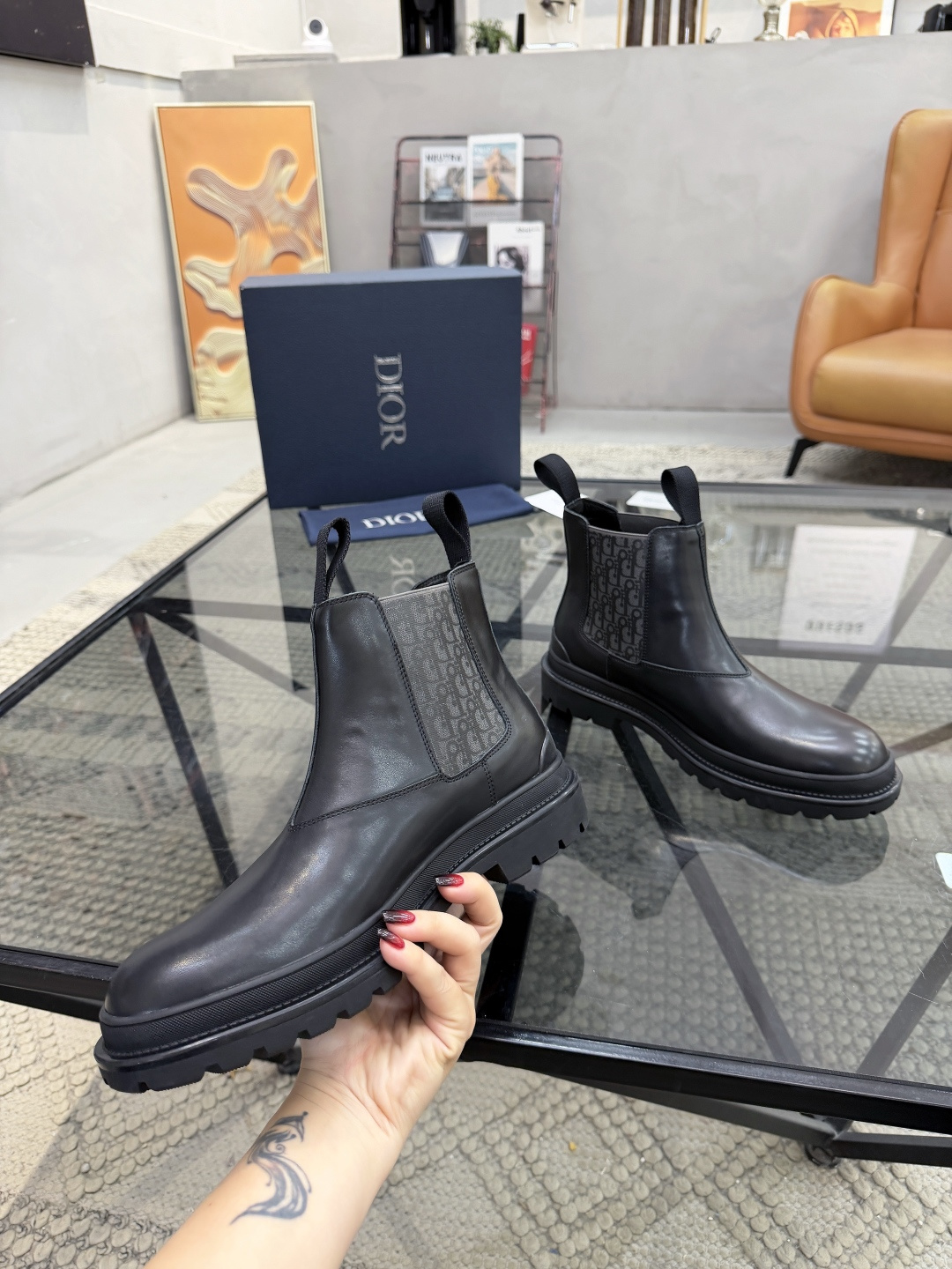 P480 D 🔍顶级代购🇮🇹 迪 炸街男神高帮靴子休闲皮鞋新品来袭超人气爆款专柜同步，鞋面意大利进口原版光滑牛皮搭配D布面料，高品质弹力布D标志复杂拼接工艺，透气舒适牛皮内里垫，增高时尚版面男神风格，鞋底：原厂特供原版橡胶大底，独家活动成型底超级舒适，原厂跟单货 🔍🔍高品质，可随意进出专柜，欢迎对比，码数 39-44（订 38 45 ）