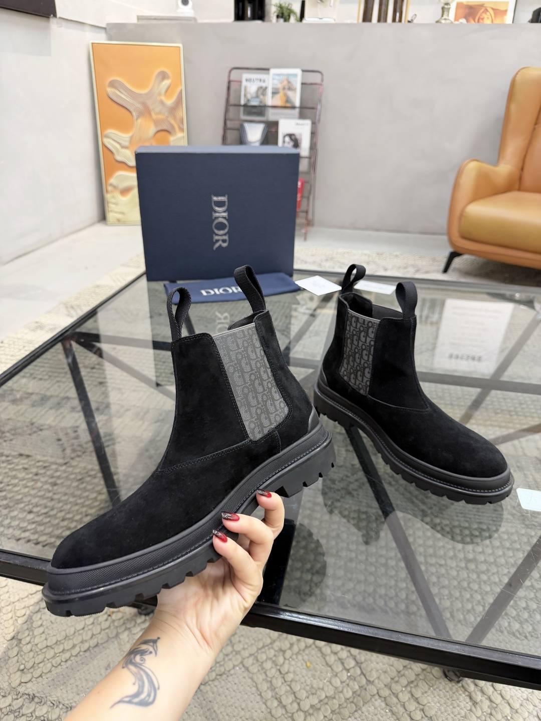 P480 D 🔍顶级代购🇮🇹 迪 炸街男神高帮靴子休闲皮鞋新品来袭超人气爆款专柜同步，鞋面意大利进口原版反绒牛皮搭配D布面料，高品质弹力布D标志复杂拼接工艺，透气舒适牛皮内里垫，增高时尚版面男神风格，鞋底：原厂特供原版橡胶大底，独家活动成型底超级舒适，原厂跟单货 🔍🔍高品质，可随意进出专柜，欢迎对比，码数 39-44（订 38 45 ）