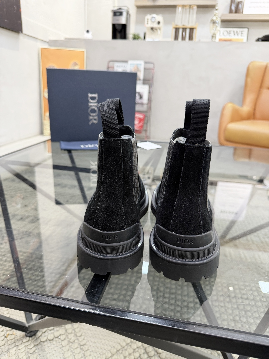 P480 D 🔍顶级代购🇮🇹 迪 炸街男神高帮靴子休闲皮鞋新品来袭超人气爆款专柜同步，鞋面意大利进口原版反绒牛皮搭配D布面料，高品质弹力布D标志复杂拼接工艺，透气舒适牛皮内里垫，增高时尚版面男神风格，鞋底：原厂特供原版橡胶大底，独家活动成型底超级舒适，原厂跟单货 🔍🔍高品质，可随意进出专柜，欢迎对比，码数 39-44（订 38 45 ）