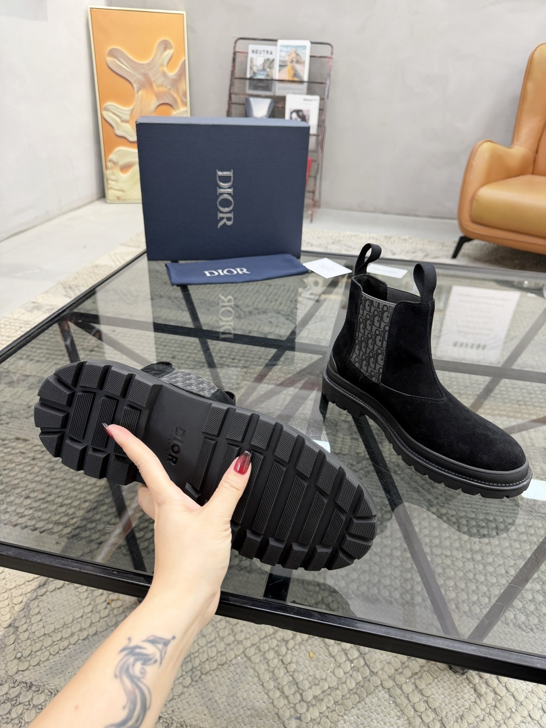 P480 D 🔍顶级代购🇮🇹 迪 炸街男神高帮靴子休闲皮鞋新品来袭超人气爆款专柜同步，鞋面意大利进口原版反绒牛皮搭配D布面料，高品质弹力布D标志复杂拼接工艺，透气舒适牛皮内里垫，增高时尚版面男神风格，鞋底：原厂特供原版橡胶大底，独家活动成型底超级舒适，原厂跟单货 🔍🔍高品质，可随意进出专柜，欢迎对比，码数 39-44（订 38 45 ）