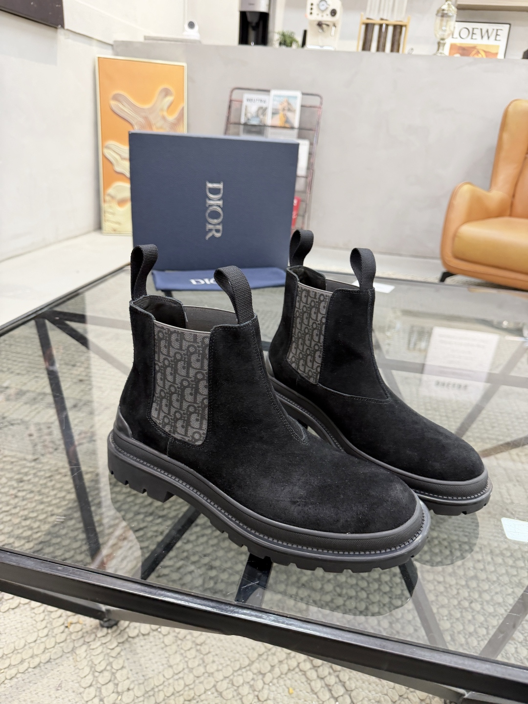 P480 D 🔍顶级代购🇮🇹 迪 炸街男神高帮靴子休闲皮鞋新品来袭超人气爆款专柜同步，鞋面意大利进口原版反绒牛皮搭配D布面料，高品质弹力布D标志复杂拼接工艺，透气舒适牛皮内里垫，增高时尚版面男神风格，鞋底：原厂特供原版橡胶大底，独家活动成型底超级舒适，原厂跟单货 🔍🔍高品质，可随意进出专柜，欢迎对比，码数 39-44（订 38 45 ）