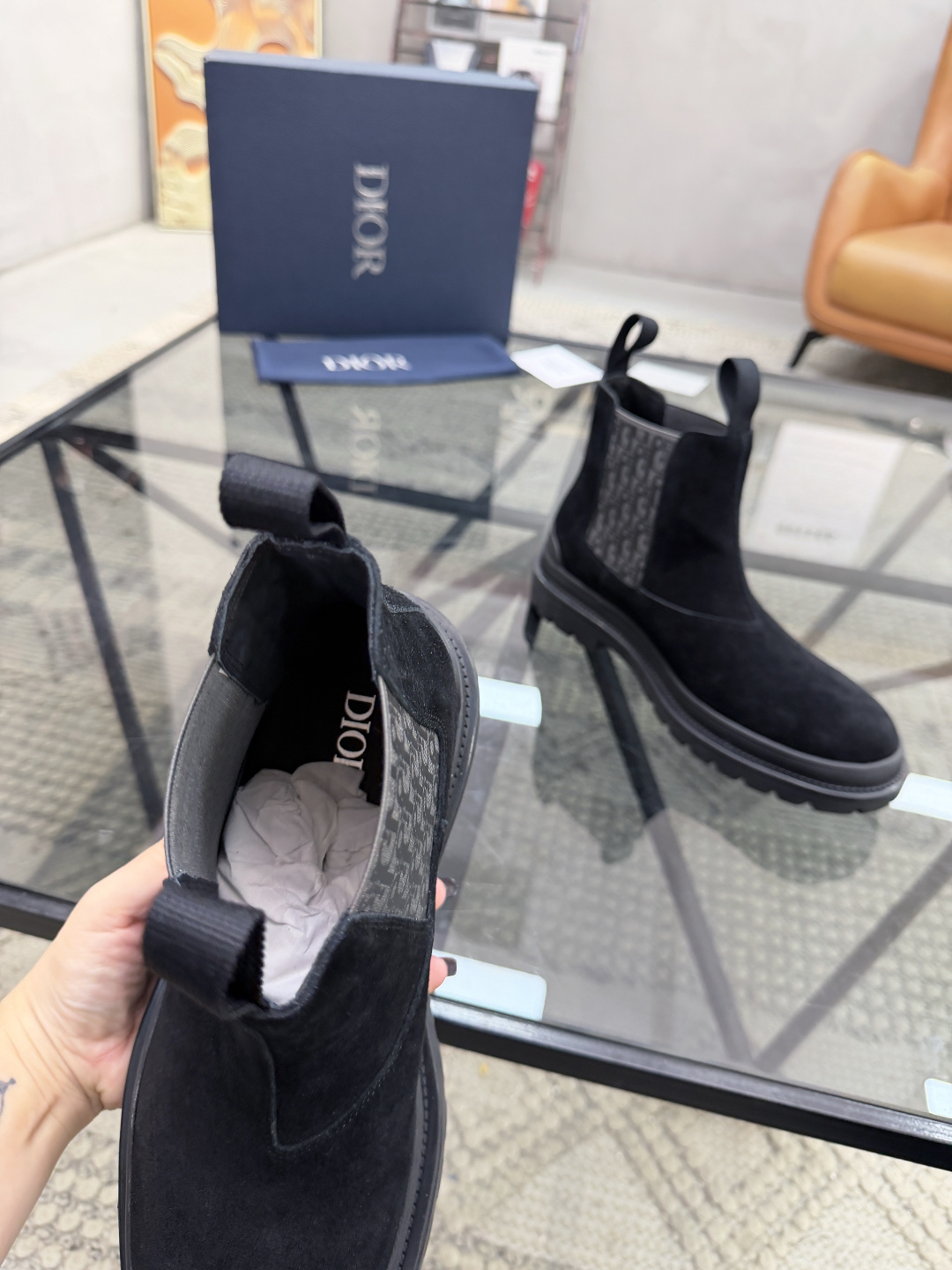 P480 D 🔍顶级代购🇮🇹 迪 炸街男神高帮靴子休闲皮鞋新品来袭超人气爆款专柜同步，鞋面意大利进口原版反绒牛皮搭配D布面料，高品质弹力布D标志复杂拼接工艺，透气舒适牛皮内里垫，增高时尚版面男神风格，鞋底：原厂特供原版橡胶大底，独家活动成型底超级舒适，原厂跟单货 🔍🔍高品质，可随意进出专柜，欢迎对比，码数 39-44（订 38 45 ）