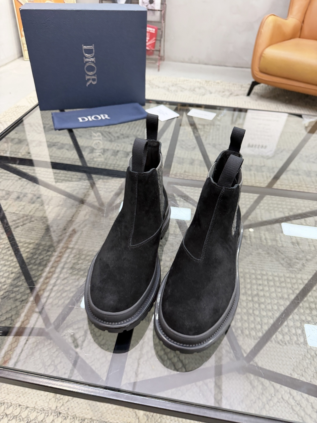 P480 D 🔍顶级代购🇮🇹 迪 炸街男神高帮靴子休闲皮鞋新品来袭超人气爆款专柜同步，鞋面意大利进口原版反绒牛皮搭配D布面料，高品质弹力布D标志复杂拼接工艺，透气舒适牛皮内里垫，增高时尚版面男神风格，鞋底：原厂特供原版橡胶大底，独家活动成型底超级舒适，原厂跟单货 🔍🔍高品质，可随意进出专柜，欢迎对比，码数 39-44（订 38 45 ）