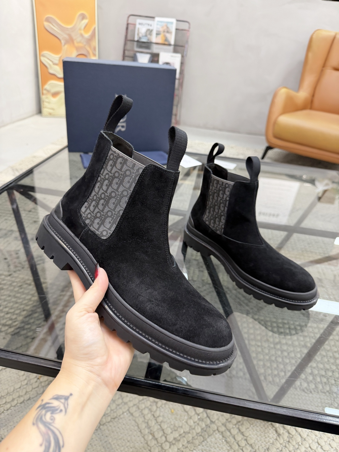 P480 D 🔍顶级代购🇮🇹 迪 炸街男神高帮靴子休闲皮鞋新品来袭超人气爆款专柜同步，鞋面意大利进口原版反绒牛皮搭配D布面料，高品质弹力布D标志复杂拼接工艺，透气舒适牛皮内里垫，增高时尚版面男神风格，鞋底：原厂特供原版橡胶大底，独家活动成型底超级舒适，原厂跟单货 🔍🔍高品质，可随意进出专柜，欢迎对比，码数 39-44（订 38 45 ）