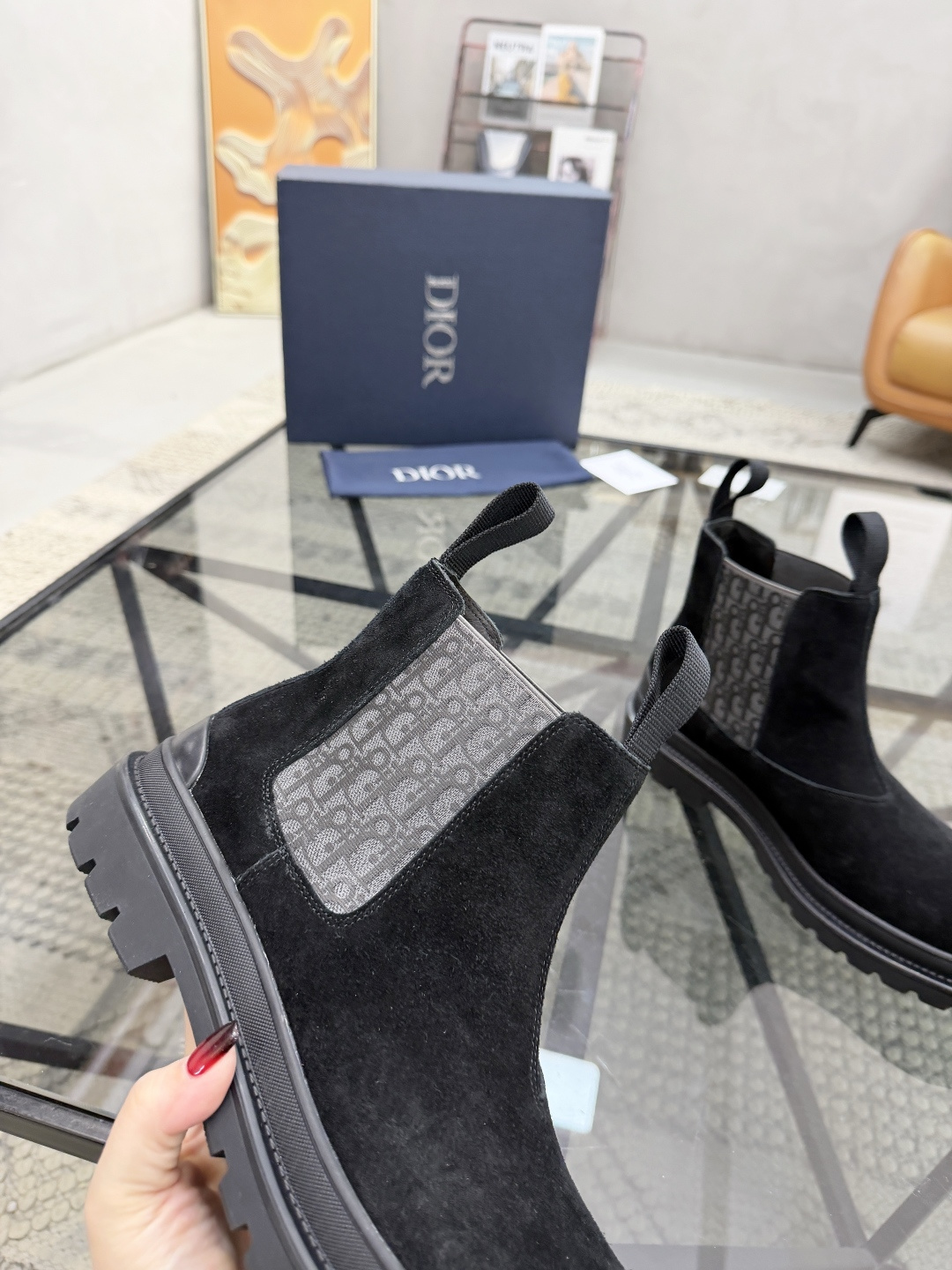 P480 D 🔍顶级代购🇮🇹 迪 炸街男神高帮靴子休闲皮鞋新品来袭超人气爆款专柜同步，鞋面意大利进口原版反绒牛皮搭配D布面料，高品质弹力布D标志复杂拼接工艺，透气舒适牛皮内里垫，增高时尚版面男神风格，鞋底：原厂特供原版橡胶大底，独家活动成型底超级舒适，原厂跟单货 🔍🔍高品质，可随意进出专柜，欢迎对比，码数 39-44（订 38 45 ）