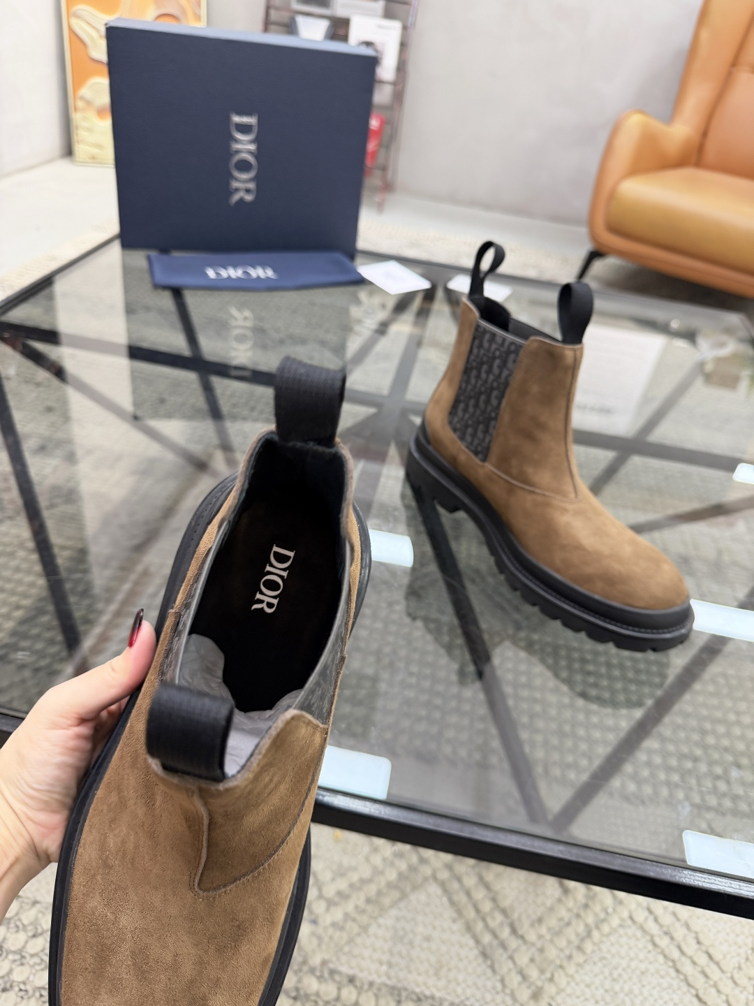 P480 D 🔍顶级代购🇮🇹 迪 炸街男神高帮靴子休闲皮鞋新品来袭超人气爆款专柜同步，鞋面意大利进口原版反绒牛皮搭配D布面料，高品质弹力布D标志复杂拼接工艺，透气舒适牛皮内里垫，增高时尚版面男神风格，鞋底：原厂特供原版橡胶大底，独家活动成型底超级舒适，原厂跟单货 🔍🔍高品质，可随意进出专柜，欢迎对比，码数 39-44（订 38 45 ）