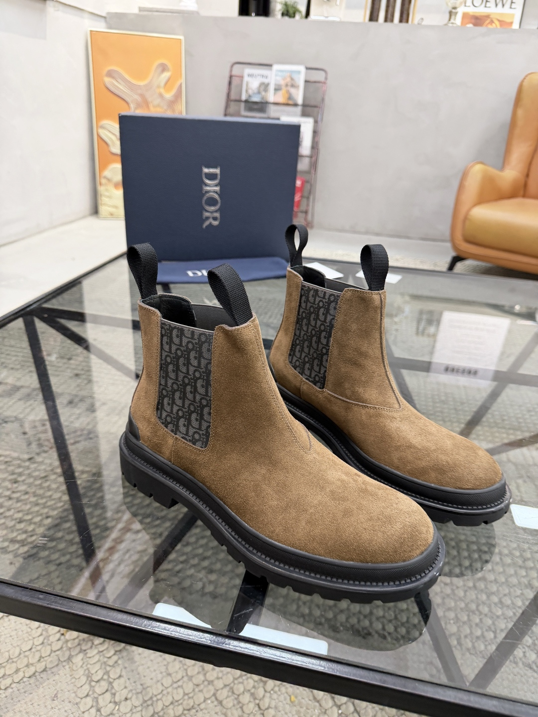 P480 D 🔍顶级代购🇮🇹 迪 炸街男神高帮靴子休闲皮鞋新品来袭超人气爆款专柜同步，鞋面意大利进口原版反绒牛皮搭配D布面料，高品质弹力布D标志复杂拼接工艺，透气舒适牛皮内里垫，增高时尚版面男神风格，鞋底：原厂特供原版橡胶大底，独家活动成型底超级舒适，原厂跟单货 🔍🔍高品质，可随意进出专柜，欢迎对比，码数 39-44（订 38 45 ）