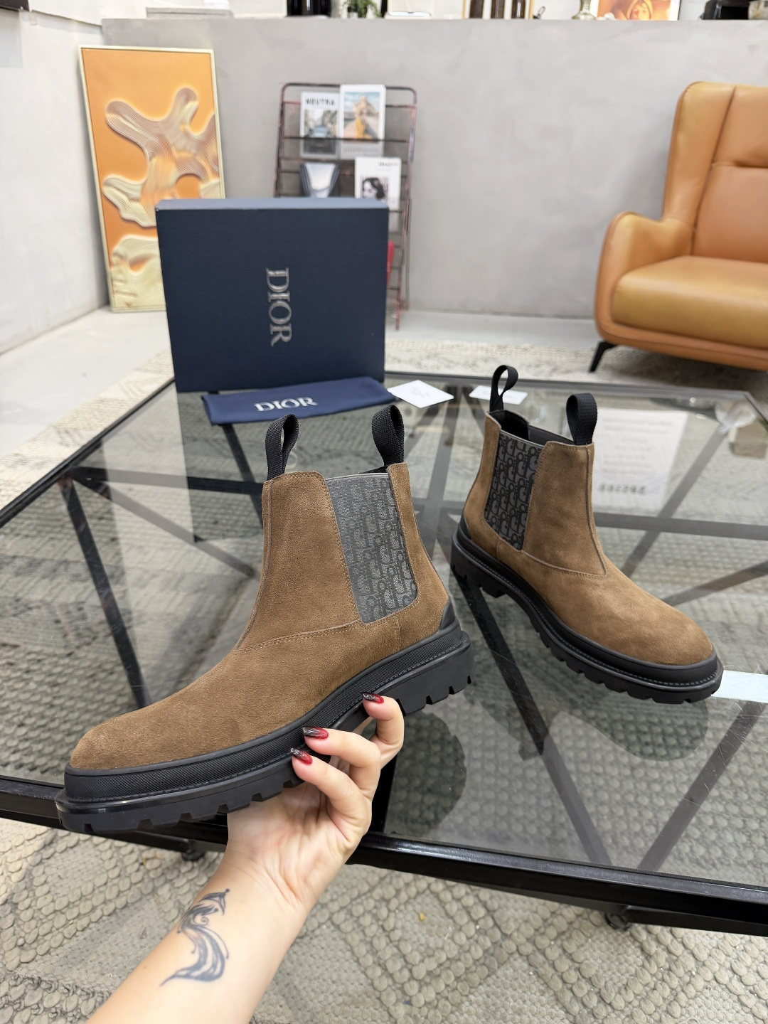 P480 D 🔍顶级代购🇮🇹 迪 炸街男神高帮靴子休闲皮鞋新品来袭超人气爆款专柜同步，鞋面意大利进口原版反绒牛皮搭配D布面料，高品质弹力布D标志复杂拼接工艺，透气舒适牛皮内里垫，增高时尚版面男神风格，鞋底：原厂特供原版橡胶大底，独家活动成型底超级舒适，原厂跟单货 🔍🔍高品质，可随意进出专柜，欢迎对比，码数 39-44（订 38 45 ）