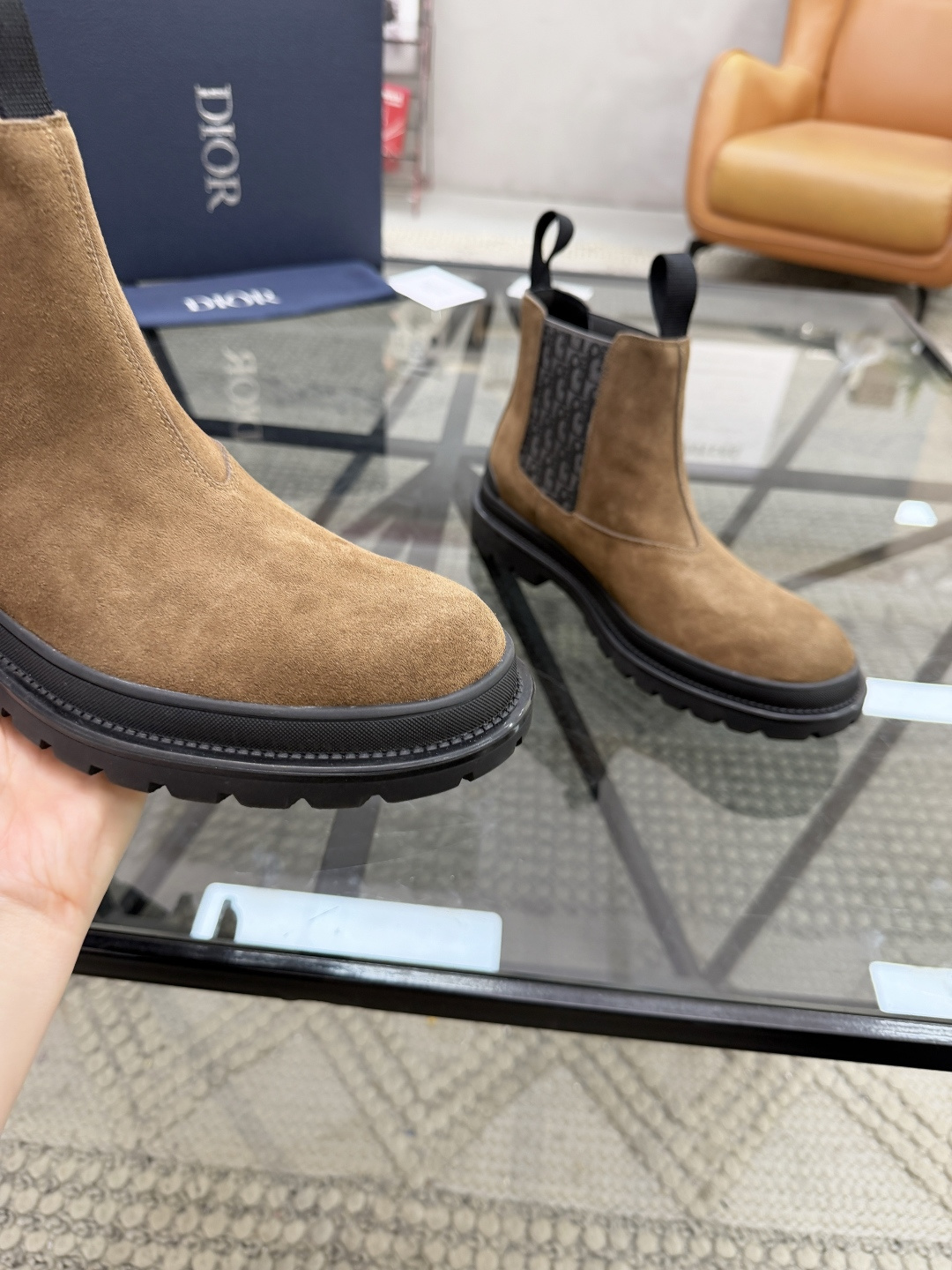 P480 D 🔍顶级代购🇮🇹 迪 炸街男神高帮靴子休闲皮鞋新品来袭超人气爆款专柜同步，鞋面意大利进口原版反绒牛皮搭配D布面料，高品质弹力布D标志复杂拼接工艺，透气舒适牛皮内里垫，增高时尚版面男神风格，鞋底：原厂特供原版橡胶大底，独家活动成型底超级舒适，原厂跟单货 🔍🔍高品质，可随意进出专柜，欢迎对比，码数 39-44（订 38 45 ）