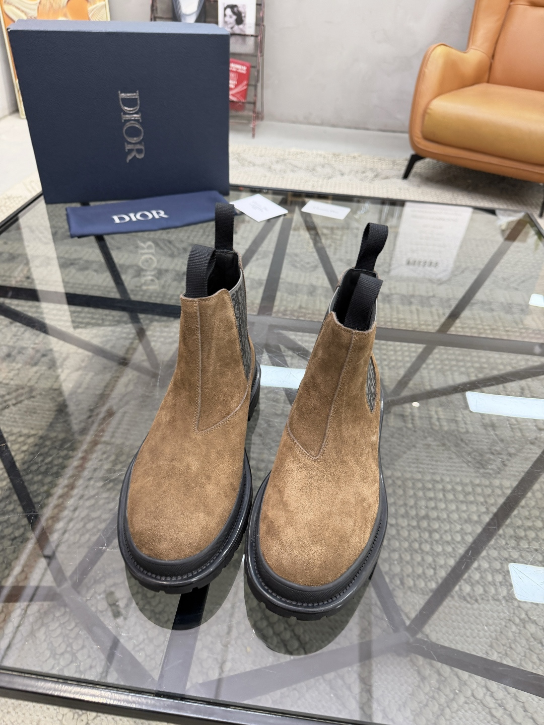 P480 D 🔍顶级代购🇮🇹 迪 炸街男神高帮靴子休闲皮鞋新品来袭超人气爆款专柜同步，鞋面意大利进口原版反绒牛皮搭配D布面料，高品质弹力布D标志复杂拼接工艺，透气舒适牛皮内里垫，增高时尚版面男神风格，鞋底：原厂特供原版橡胶大底，独家活动成型底超级舒适，原厂跟单货 🔍🔍高品质，可随意进出专柜，欢迎对比，码数 39-44（订 38 45 ）