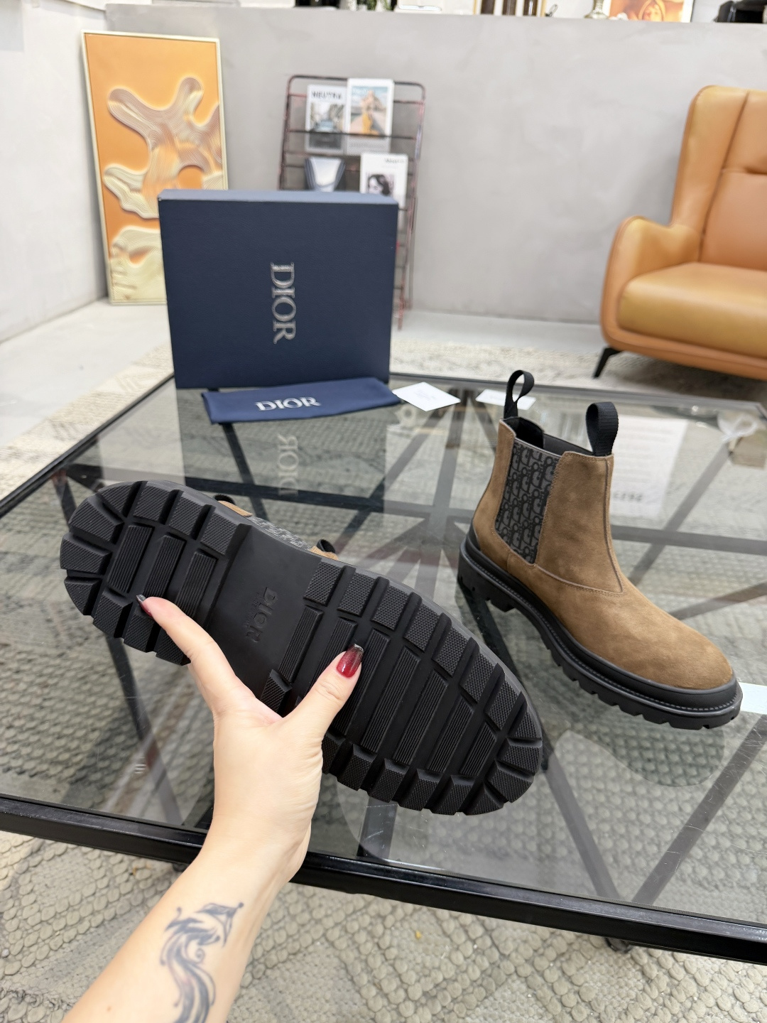 P480 D 🔍顶级代购🇮🇹 迪 炸街男神高帮靴子休闲皮鞋新品来袭超人气爆款专柜同步，鞋面意大利进口原版反绒牛皮搭配D布面料，高品质弹力布D标志复杂拼接工艺，透气舒适牛皮内里垫，增高时尚版面男神风格，鞋底：原厂特供原版橡胶大底，独家活动成型底超级舒适，原厂跟单货 🔍🔍高品质，可随意进出专柜，欢迎对比，码数 39-44（订 38 45 ）