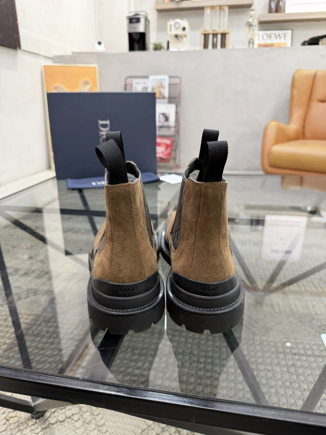 P480 D 🔍顶级代购🇮🇹 迪 炸街男神高帮靴子休闲皮鞋新品来袭超人气爆款专柜同步，鞋面意大利进口原版反绒牛皮搭配D布面料，高品质弹力布D标志复杂拼接工艺，透气舒适牛皮内里垫，增高时尚版面男神风格，鞋底：原厂特供原版橡胶大底，独家活动成型底超级舒适，原厂跟单货 🔍🔍高品质，可随意进出专柜，欢迎对比，码数 39-44（订 38 45 ）