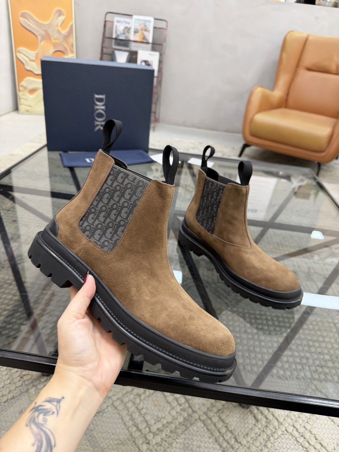 P480 D 🔍顶级代购🇮🇹 迪 炸街男神高帮靴子休闲皮鞋新品来袭超人气爆款专柜同步，鞋面意大利进口原版反绒牛皮搭配D布面料，高品质弹力布D标志复杂拼接工艺，透气舒适牛皮内里垫，增高时尚版面男神风格，鞋底：原厂特供原版橡胶大底，独家活动成型底超级舒适，原厂跟单货 🔍🔍高品质，可随意进出专柜，欢迎对比，码数 39-44（订 38 45 ）