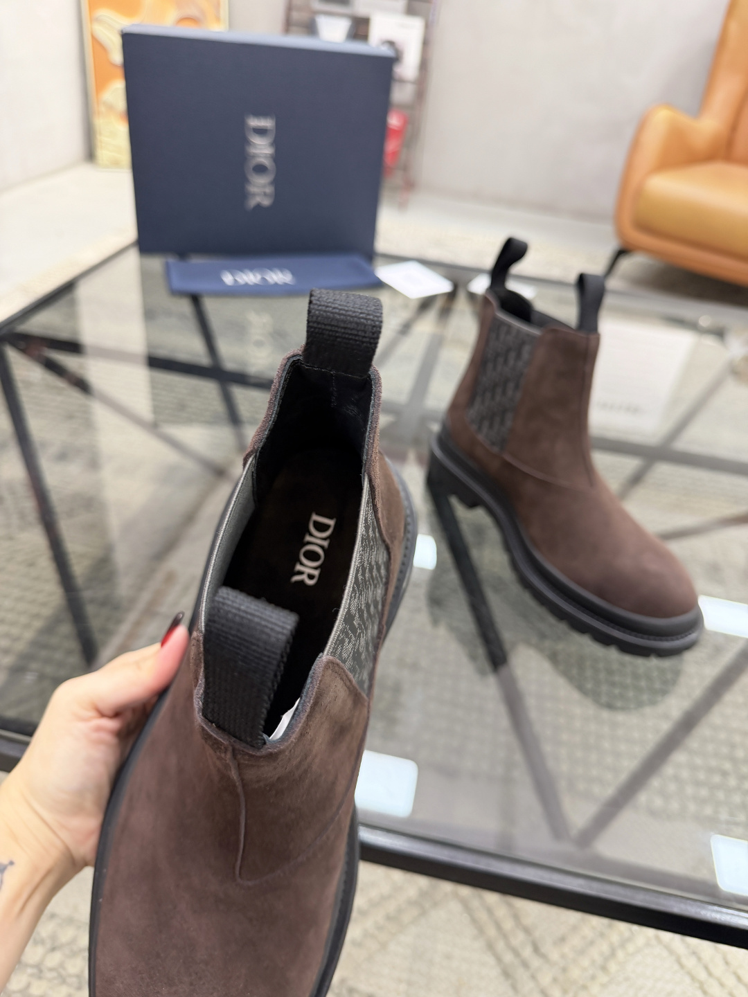 P480 D 🔍顶级代购🇮🇹 迪 炸街男神高帮靴子休闲皮鞋新品来袭超人气爆款专柜同步，鞋面意大利进口原版反绒牛皮搭配D布面料，高品质弹力布D标志复杂拼接工艺，透气舒适牛皮内里垫，增高时尚版面男神风格，鞋底：原厂特供原版橡胶大底，独家活动成型底超级舒适，原厂跟单货 🔍🔍高品质，可随意进出专柜，欢迎对比，码数 39-44（订 38 45 ）