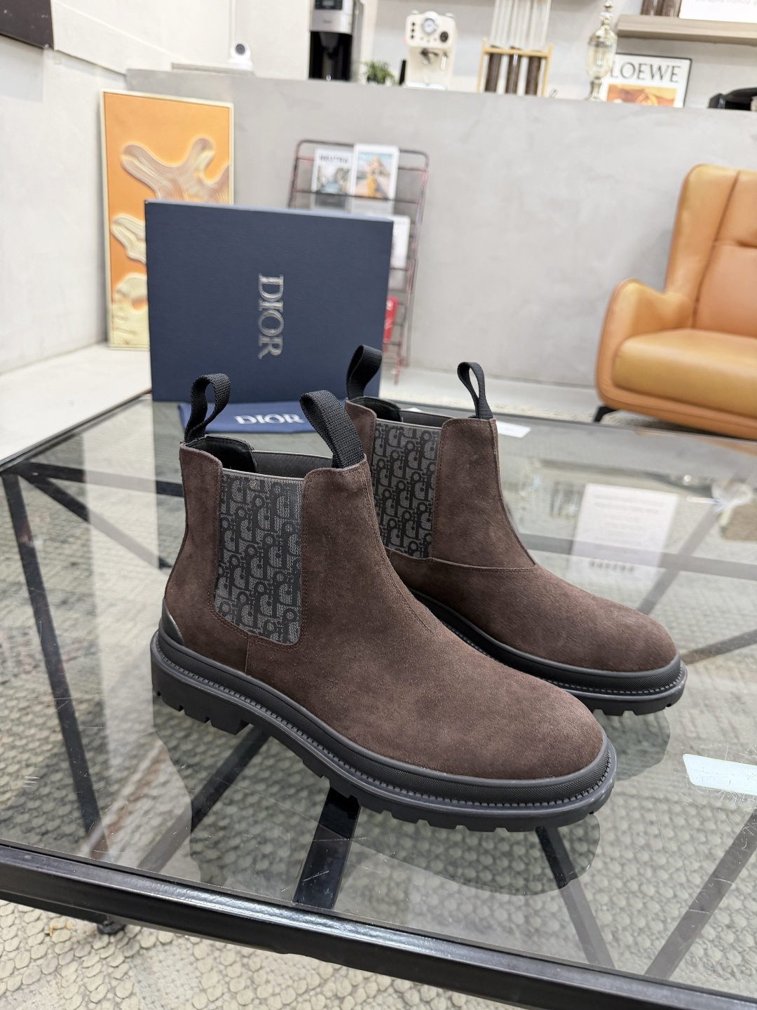 P480 D 🔍顶级代购🇮🇹 迪 炸街男神高帮靴子休闲皮鞋新品来袭超人气爆款专柜同步，鞋面意大利进口原版反绒牛皮搭配D布面料，高品质弹力布D标志复杂拼接工艺，透气舒适牛皮内里垫，增高时尚版面男神风格，鞋底：原厂特供原版橡胶大底，独家活动成型底超级舒适，原厂跟单货 🔍🔍高品质，可随意进出专柜，欢迎对比，码数 39-44（订 38 45 ）