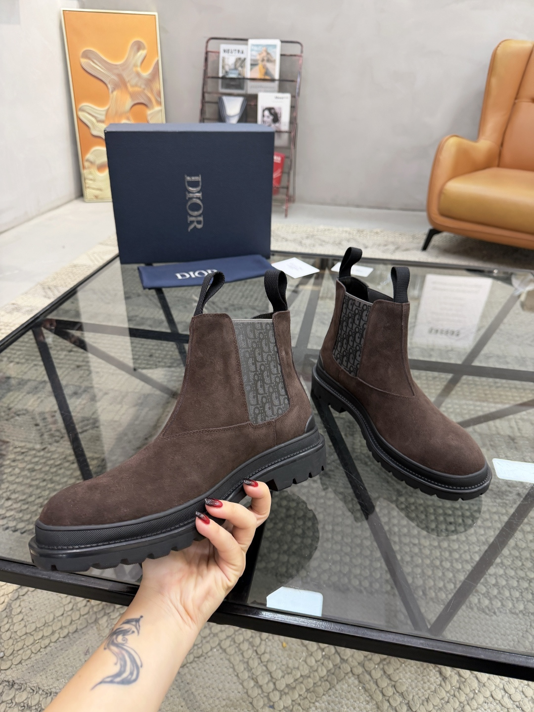 P480 D 🔍顶级代购🇮🇹 迪 炸街男神高帮靴子休闲皮鞋新品来袭超人气爆款专柜同步，鞋面意大利进口原版反绒牛皮搭配D布面料，高品质弹力布D标志复杂拼接工艺，透气舒适牛皮内里垫，增高时尚版面男神风格，鞋底：原厂特供原版橡胶大底，独家活动成型底超级舒适，原厂跟单货 🔍🔍高品质，可随意进出专柜，欢迎对比，码数 39-44（订 38 45 ）