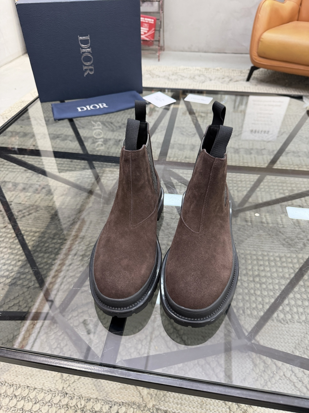 P480 D 🔍顶级代购🇮🇹 迪 炸街男神高帮靴子休闲皮鞋新品来袭超人气爆款专柜同步，鞋面意大利进口原版反绒牛皮搭配D布面料，高品质弹力布D标志复杂拼接工艺，透气舒适牛皮内里垫，增高时尚版面男神风格，鞋底：原厂特供原版橡胶大底，独家活动成型底超级舒适，原厂跟单货 🔍🔍高品质，可随意进出专柜，欢迎对比，码数 39-44（订 38 45 ）