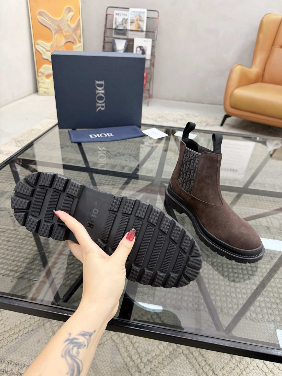 P480 D 🔍顶级代购🇮🇹 迪 炸街男神高帮靴子休闲皮鞋新品来袭超人气爆款专柜同步，鞋面意大利进口原版反绒牛皮搭配D布面料，高品质弹力布D标志复杂拼接工艺，透气舒适牛皮内里垫，增高时尚版面男神风格，鞋底：原厂特供原版橡胶大底，独家活动成型底超级舒适，原厂跟单货 🔍🔍高品质，可随意进出专柜，欢迎对比，码数 39-44（订 38 45 ）