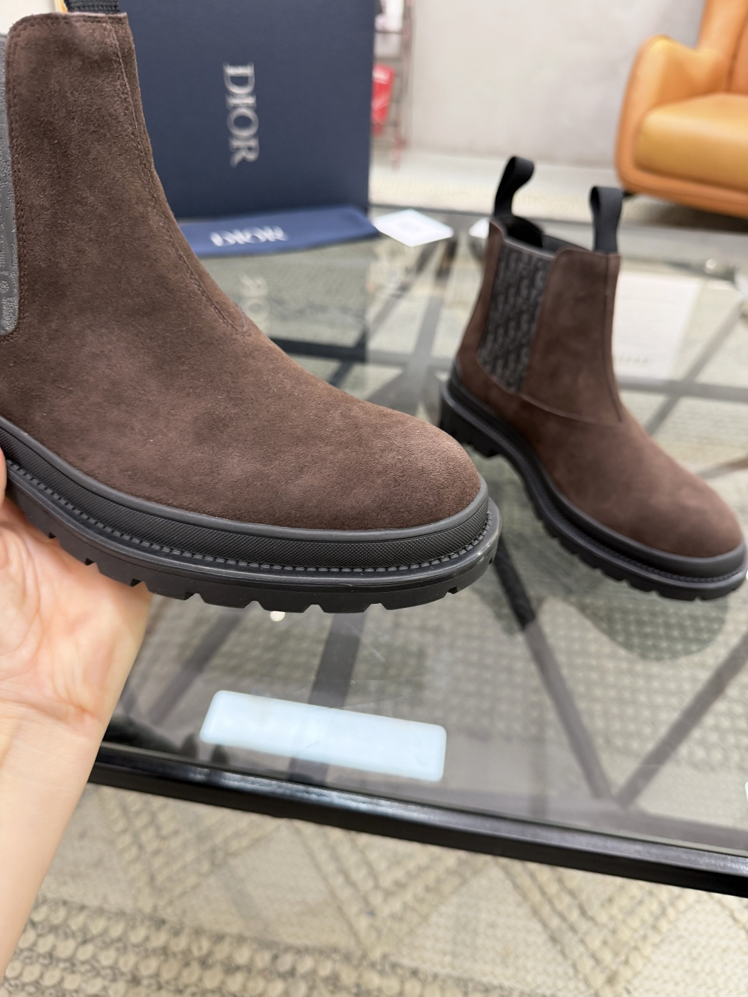 P480 D 🔍顶级代购🇮🇹 迪 炸街男神高帮靴子休闲皮鞋新品来袭超人气爆款专柜同步，鞋面意大利进口原版反绒牛皮搭配D布面料，高品质弹力布D标志复杂拼接工艺，透气舒适牛皮内里垫，增高时尚版面男神风格，鞋底：原厂特供原版橡胶大底，独家活动成型底超级舒适，原厂跟单货 🔍🔍高品质，可随意进出专柜，欢迎对比，码数 39-44（订 38 45 ）