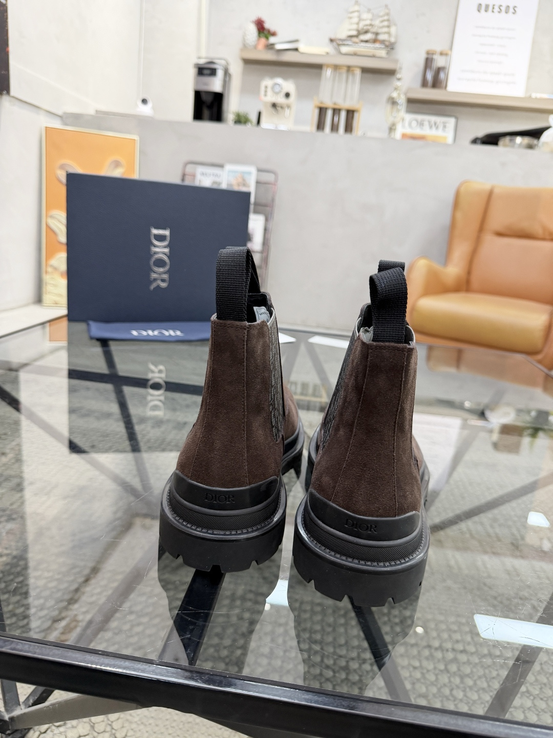 P480 D 🔍顶级代购🇮🇹 迪 炸街男神高帮靴子休闲皮鞋新品来袭超人气爆款专柜同步，鞋面意大利进口原版反绒牛皮搭配D布面料，高品质弹力布D标志复杂拼接工艺，透气舒适牛皮内里垫，增高时尚版面男神风格，鞋底：原厂特供原版橡胶大底，独家活动成型底超级舒适，原厂跟单货 🔍🔍高品质，可随意进出专柜，欢迎对比，码数 39-44（订 38 45 ）