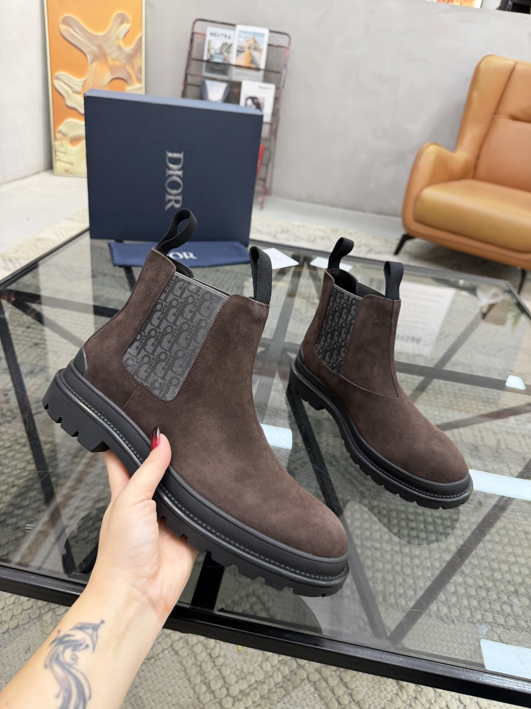P480 D 🔍顶级代购🇮🇹 迪 炸街男神高帮靴子休闲皮鞋新品来袭超人气爆款专柜同步，鞋面意大利进口原版反绒牛皮搭配D布面料，高品质弹力布D标志复杂拼接工艺，透气舒适牛皮内里垫，增高时尚版面男神风格，鞋底：原厂特供原版橡胶大底，独家活动成型底超级舒适，原厂跟单货 🔍🔍高品质，可随意进出专柜，欢迎对比，码数 39-44（订 38 45 ）