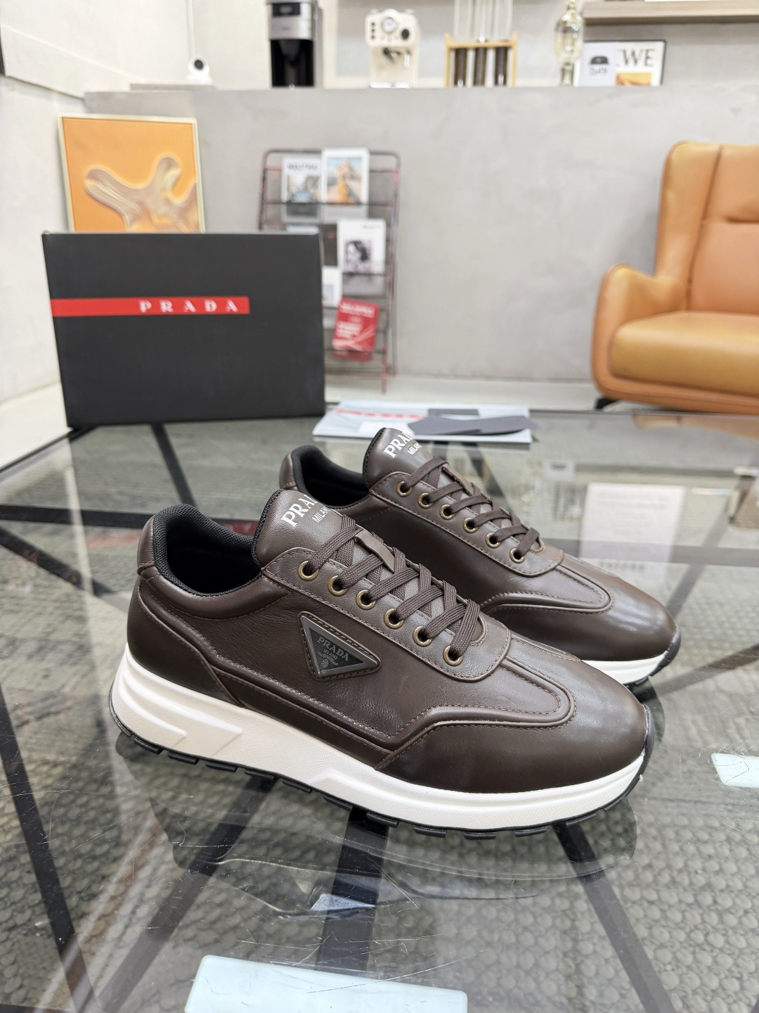 P360 P 🔍顶级代购🇮🇹 普 炸街男神运动鞋新品来袭超人气爆款专柜同步，鞋面意大利进口原版光滑牛皮面料，高品质五金标志复杂拼接工艺，透气舒适网布内里垫，时尚简易版面运动达人风格，鞋底：原厂特供原版发泡大底，原厂跟单货🔍高品质，可随意进出专柜，欢迎对比，码数 38-45