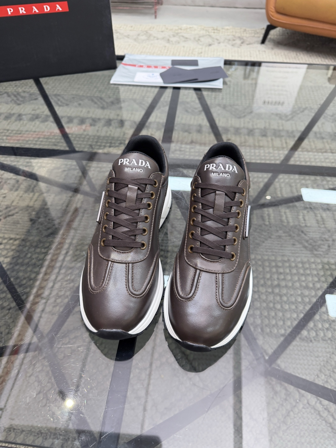 P360 P 🔍顶级代购🇮🇹 普 炸街男神运动鞋新品来袭超人气爆款专柜同步，鞋面意大利进口原版光滑牛皮面料，高品质五金标志复杂拼接工艺，透气舒适网布内里垫，时尚简易版面运动达人风格，鞋底：原厂特供原版发泡大底，原厂跟单货🔍高品质，可随意进出专柜，欢迎对比，码数 38-45