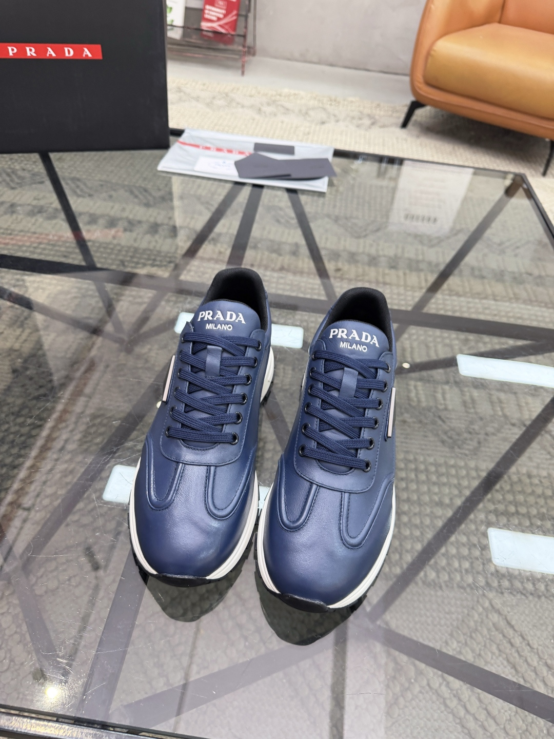 P360 P 🔍顶级代购🇮🇹 普 炸街男神运动鞋新品来袭超人气爆款专柜同步，鞋面意大利进口原版光滑牛皮面料，高品质五金标志复杂拼接工艺，透气舒适网布内里垫，时尚简易版面运动达人风格，鞋底：原厂特供原版发泡大底，原厂跟单货🔍高品质，可随意进出专柜，欢迎对比，码数 38-45