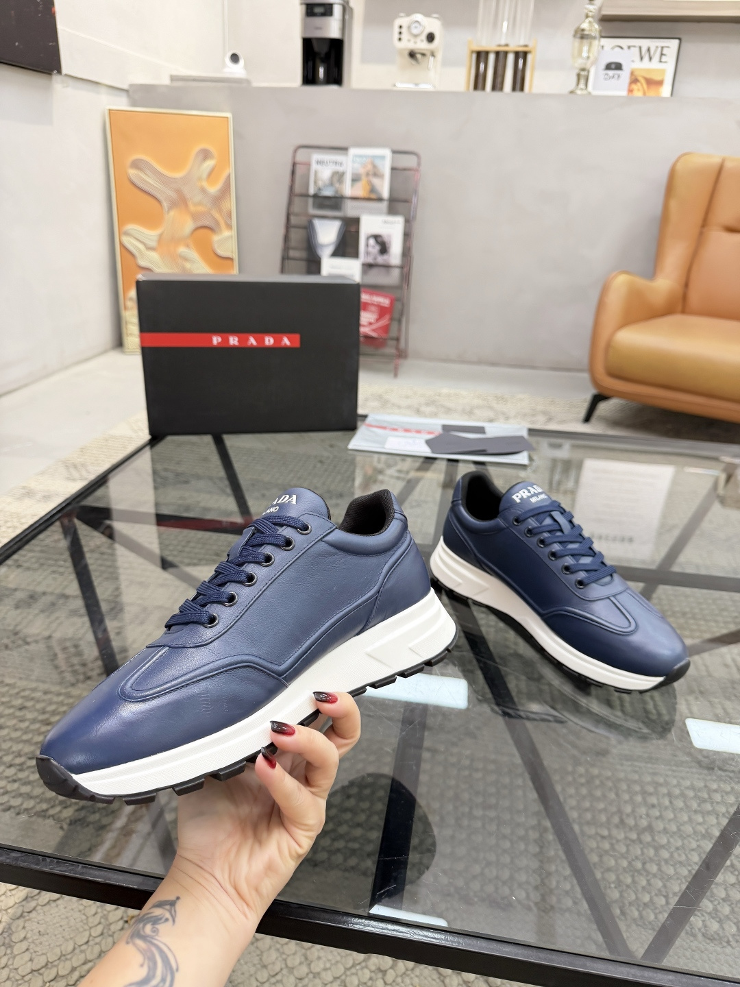 P360 P 🔍顶级代购🇮🇹 普 炸街男神运动鞋新品来袭超人气爆款专柜同步，鞋面意大利进口原版光滑牛皮面料，高品质五金标志复杂拼接工艺，透气舒适网布内里垫，时尚简易版面运动达人风格，鞋底：原厂特供原版发泡大底，原厂跟单货🔍高品质，可随意进出专柜，欢迎对比，码数 38-45