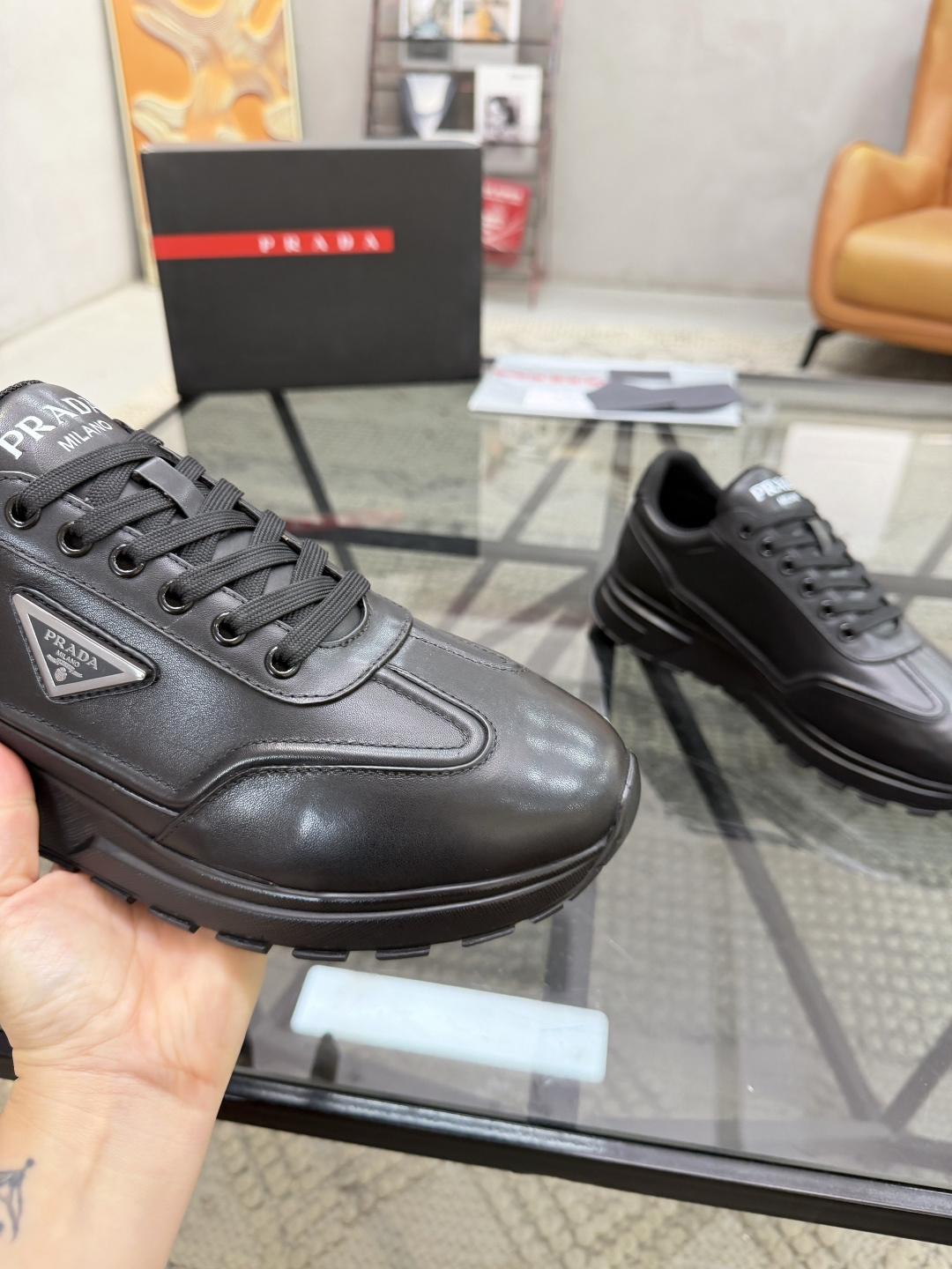 P360 P 🔍顶级代购🇮🇹 普 炸街男神运动鞋新品来袭超人气爆款专柜同步，鞋面意大利进口原版光滑牛皮面料，高品质五金标志复杂拼接工艺，透气舒适网布内里垫，时尚简易版面运动达人风格，鞋底：原厂特供原版发泡大底，原厂跟单货🔍高品质，可随意进出专柜，欢迎对比，码数 38-45