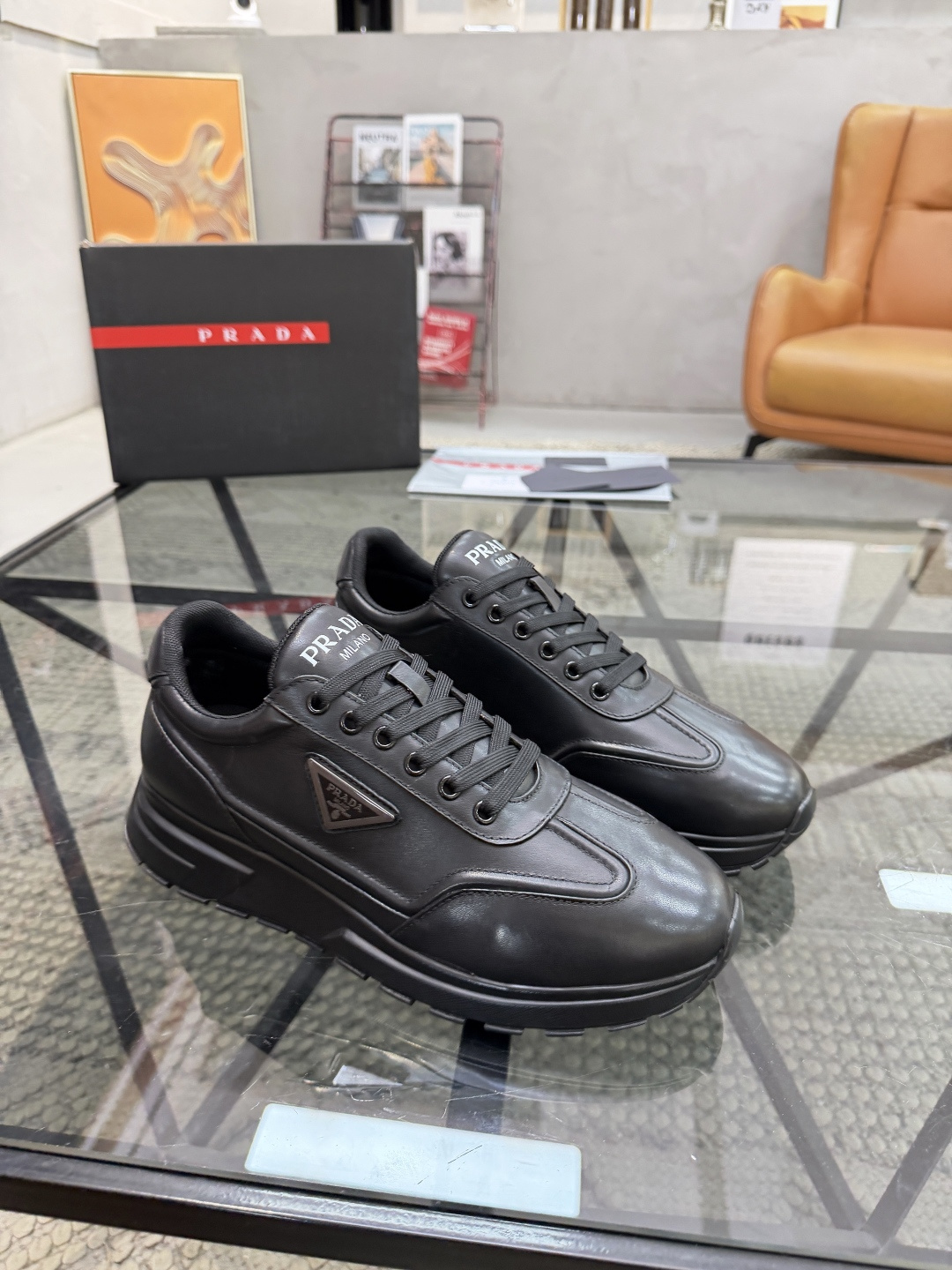 P360 P 🔍顶级代购🇮🇹 普 炸街男神运动鞋新品来袭超人气爆款专柜同步，鞋面意大利进口原版光滑牛皮面料，高品质五金标志复杂拼接工艺，透气舒适网布内里垫，时尚简易版面运动达人风格，鞋底：原厂特供原版发泡大底，原厂跟单货🔍高品质，可随意进出专柜，欢迎对比，码数 38-45