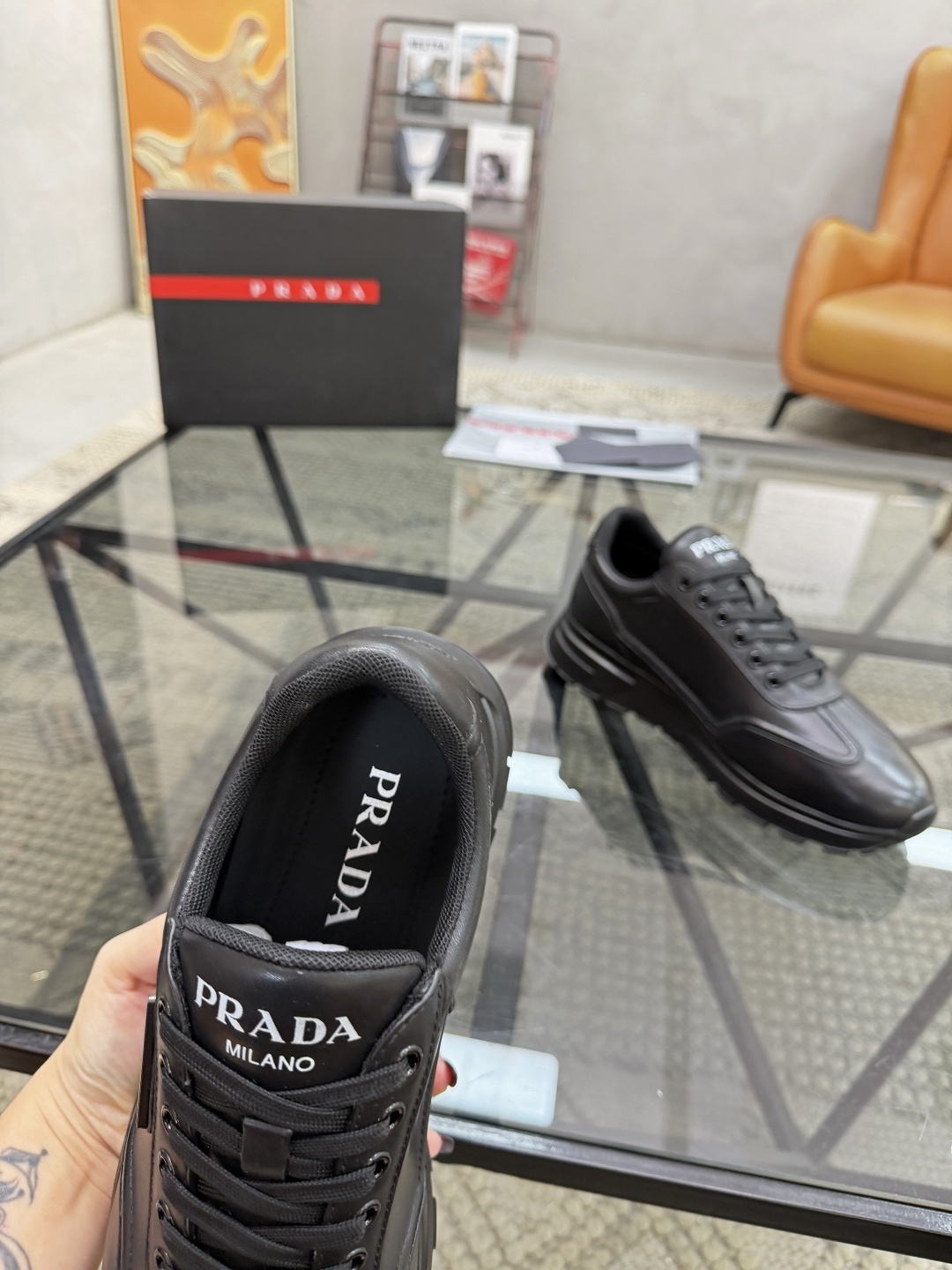 P360 P 🔍顶级代购🇮🇹 普 炸街男神运动鞋新品来袭超人气爆款专柜同步，鞋面意大利进口原版光滑牛皮面料，高品质五金标志复杂拼接工艺，透气舒适网布内里垫，时尚简易版面运动达人风格，鞋底：原厂特供原版发泡大底，原厂跟单货🔍高品质，可随意进出专柜，欢迎对比，码数 38-45