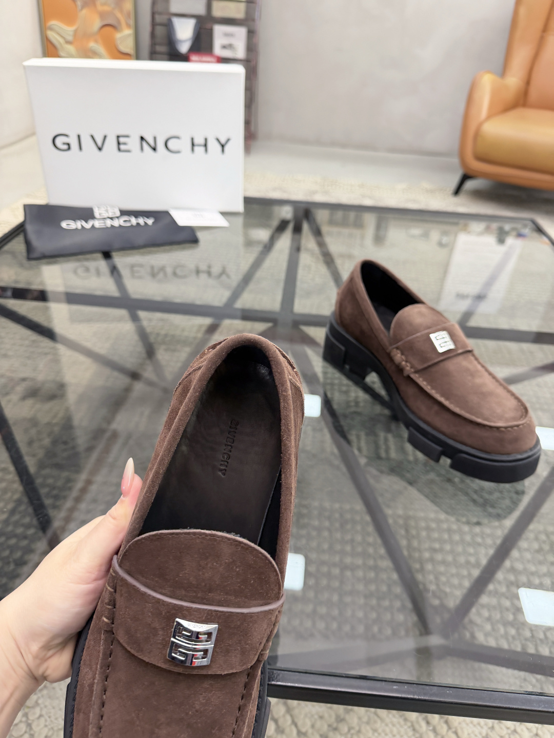 P420 J 🔍顶级代购🇮🇹 纪 炸街男神休闲套脚皮鞋新品来袭超人气爆款专柜同步，鞋面意大利进口原版反绒牛皮面料，高品质走线五金标志复杂拼接工艺，透气舒适牛皮内里垫，增高时尚简易版面男神风格，鞋底：原厂特供原版橡胶大底，独家活动成型底超级舒适，原厂跟单货 🔍🔍高品质，可随意进出专柜，欢迎对比，码数 39-44（订 38 45 ）