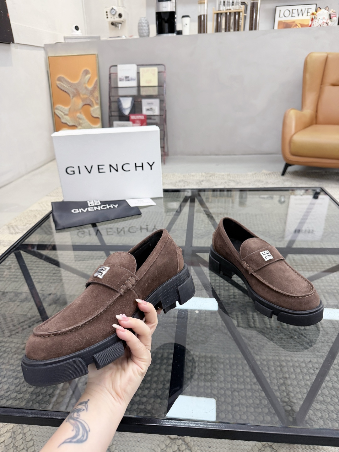 P420 J 🔍顶级代购🇮🇹 纪 炸街男神休闲套脚皮鞋新品来袭超人气爆款专柜同步，鞋面意大利进口原版反绒牛皮面料，高品质走线五金标志复杂拼接工艺，透气舒适牛皮内里垫，增高时尚简易版面男神风格，鞋底：原厂特供原版橡胶大底，独家活动成型底超级舒适，原厂跟单货 🔍🔍高品质，可随意进出专柜，欢迎对比，码数 39-44（订 38 45 ）